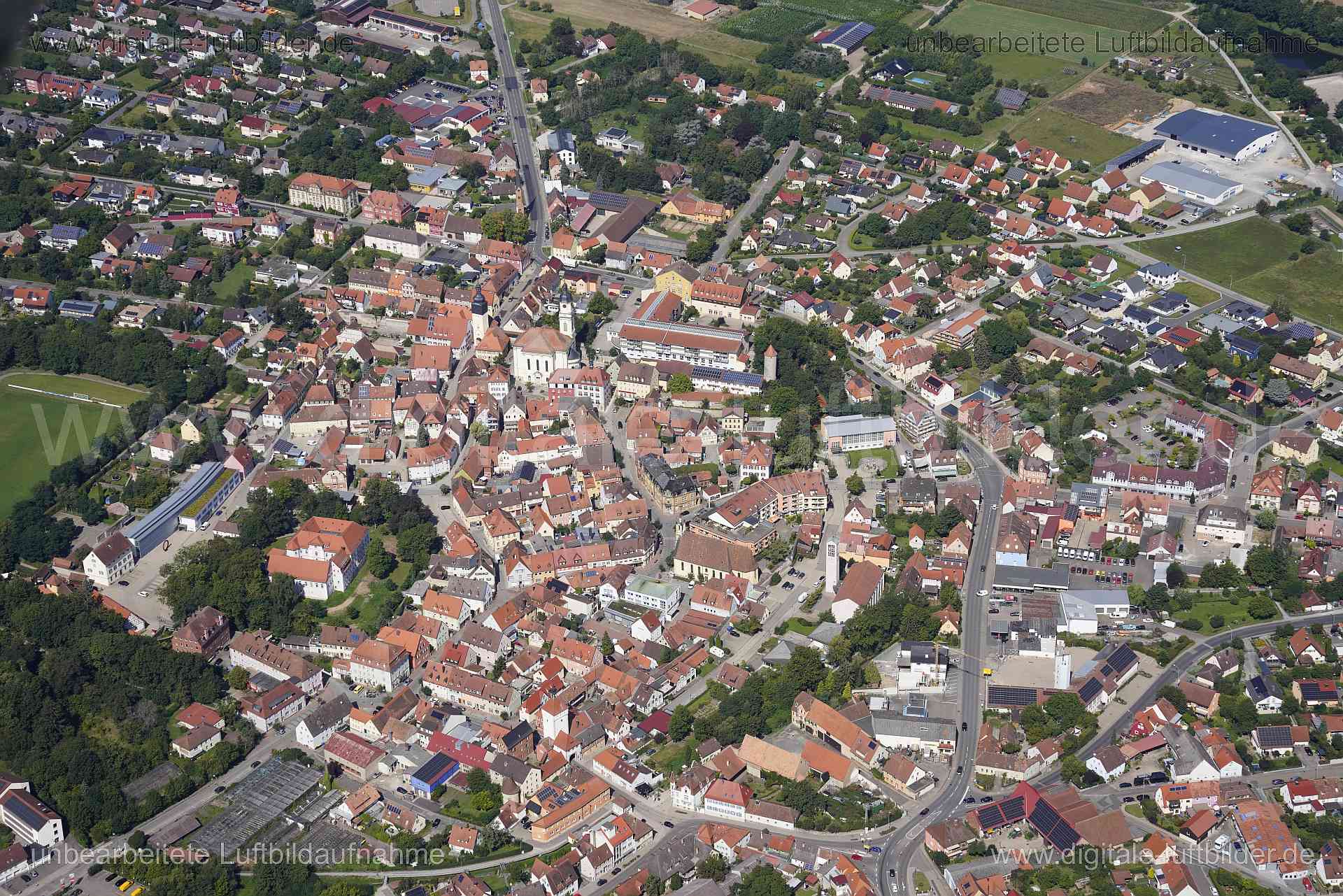 Titel: Uffenheim, Bildnummer: s560270, Ort / Stadt: Uffenheim, (Land)Kreis: Landkreis Neustadt an der Aisch-Bad Windsheim, Regierungsbezirk: Mittelfranken, Bundesland: Bayern, Aufnahmedatum: 24.08.2024, Schlagwörter: Deutschland, , Altstadt, Markgrafenschloss, Monat: August, Jahreszeit: Sommer, Tageszeit: Mittag / Nachmittag, Jahr: 2024, Flug ID: 20240824, Bildstatus: unbearbeitetes Rohbild, Bildabmessung: 7952 x 5304 Pixel, Fotograf & Copyright: Oliver Acker
