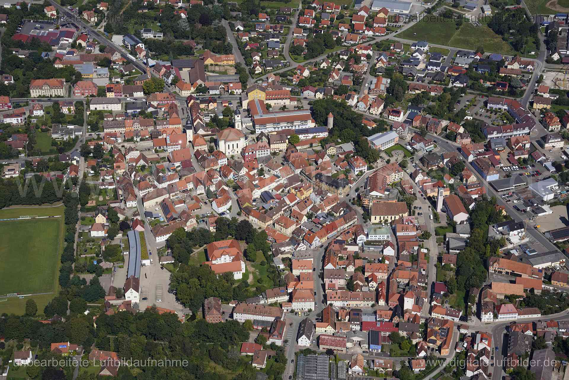 Titel: Uffenheim, Bildnummer: s560290, Ort / Stadt: Uffenheim, (Land)Kreis: Landkreis Neustadt an der Aisch-Bad Windsheim, Regierungsbezirk: Mittelfranken, Bundesland: Bayern, Aufnahmedatum: 24.08.2024, Schlagwörter: Deutschland, , Altstadt, Markgrafenschloss, Monat: August, Jahreszeit: Sommer, Tageszeit: Mittag / Nachmittag, Jahr: 2024, Flug ID: 20240824, Bildstatus: unbearbeitetes Rohbild, Bildabmessung: 7952 x 5304 Pixel, Fotograf & Copyright: Oliver Acker