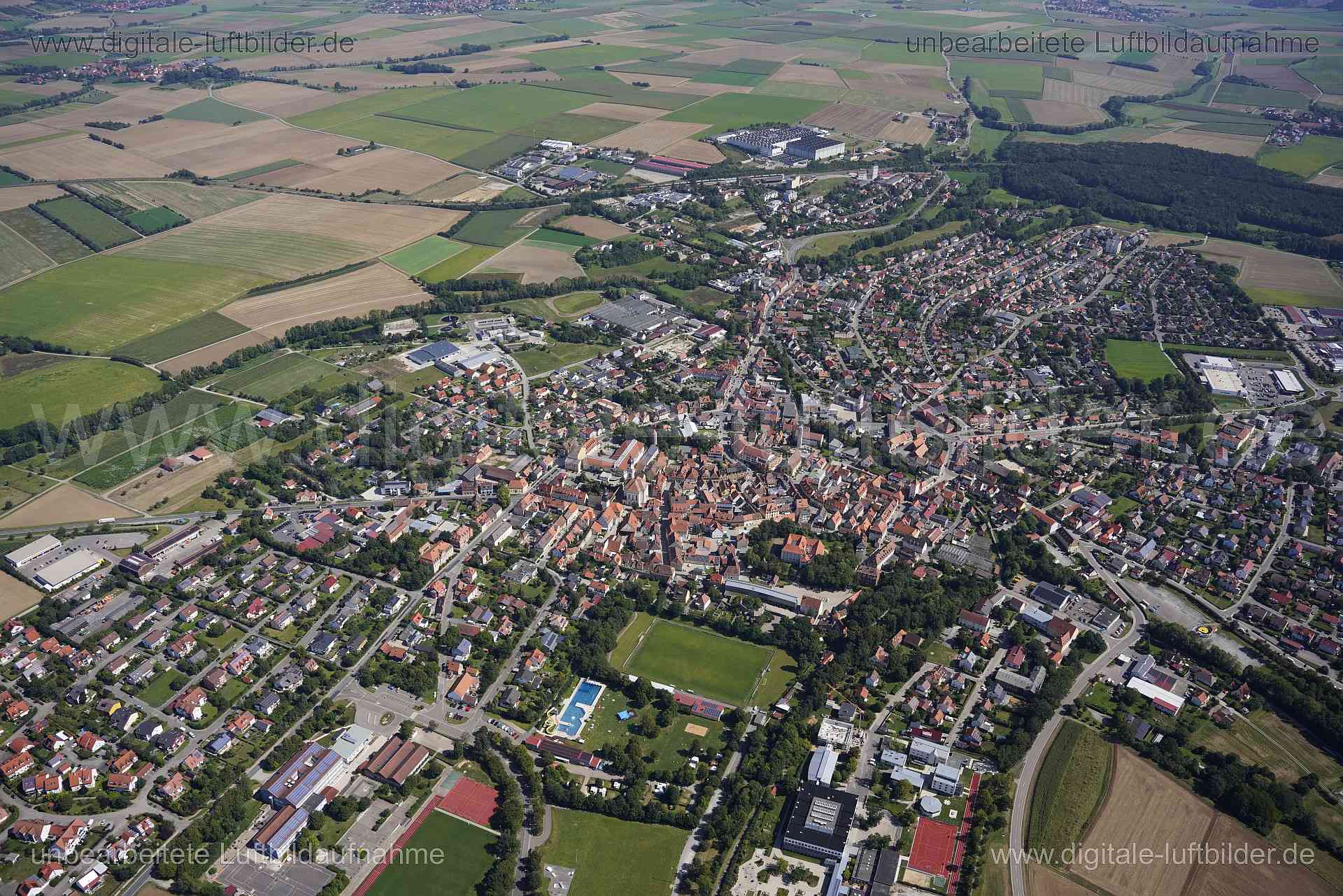 Titel: Uffenheim, Bildnummer: s560320, Ort / Stadt: Uffenheim, (Land)Kreis: Landkreis Neustadt an der Aisch-Bad Windsheim, Regierungsbezirk: Mittelfranken, Bundesland: Bayern, Aufnahmedatum: 24.08.2024, Schlagwörter: Deutschland, , Altstadt, Panorama, Monat: August, Jahreszeit: Sommer, Tageszeit: Mittag / Nachmittag, Jahr: 2024, Flug ID: 20240824, Bildstatus: unbearbeitetes Rohbild, Bildabmessung: 7952 x 5304 Pixel, Fotograf & Copyright: Oliver Acker