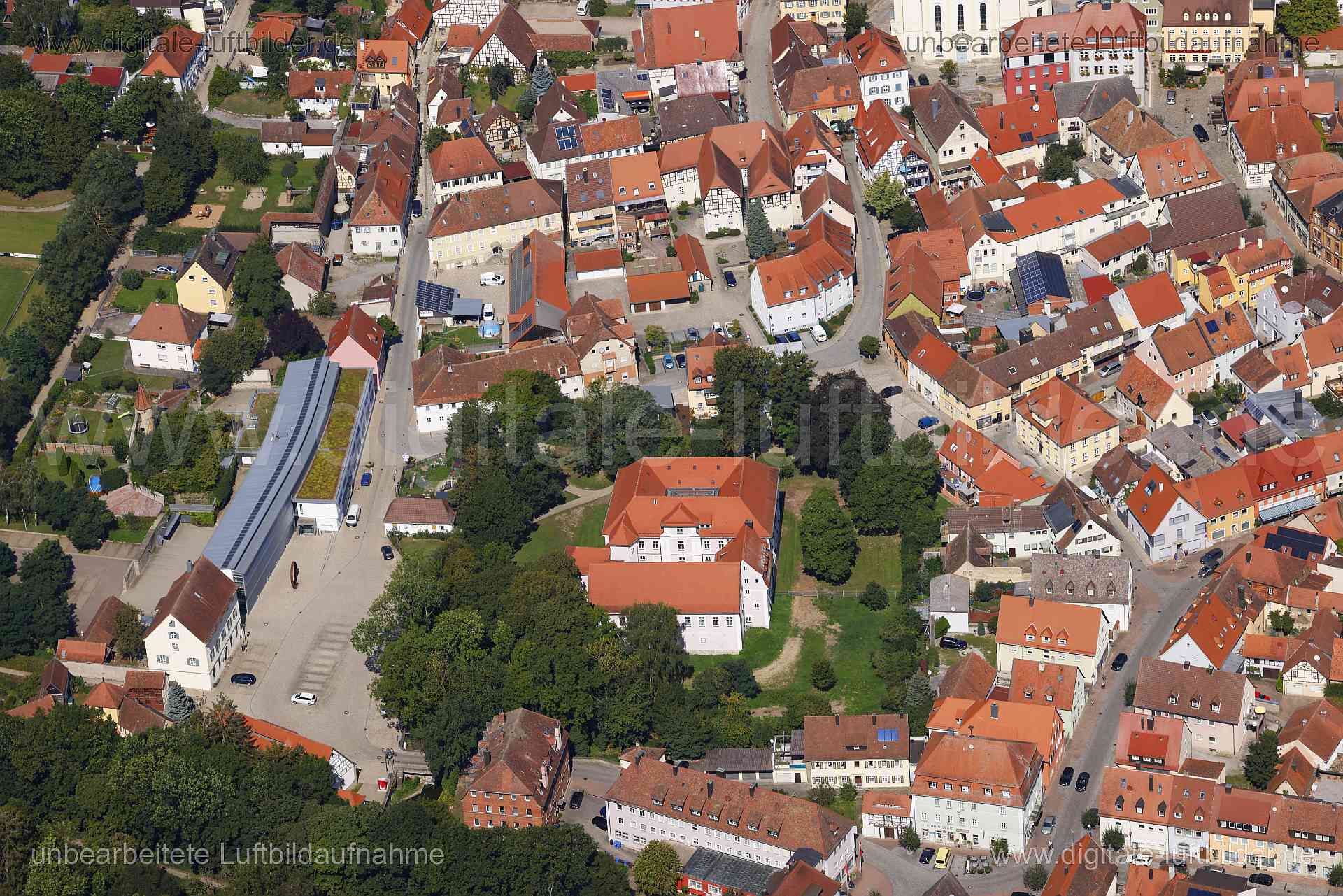 Titel: Uffenheim - Marktgrafenschloss, Bildnummer: c560960, Ort / Stadt: Uffenheim, (Land)Kreis: Landkreis Neustadt an der Aisch-Bad Windsheim, Regierungsbezirk: Mittelfranken, Bundesland: Bayern, Aufnahmedatum: 24.08.2024, Schlagwörter: Deutschland, , Uffenheim, Altstadt, Marktgrafenschloss, Schlossplatz, Monat: August, Jahreszeit: Sommer, Tageszeit: Mittag / Nachmittag, Jahr: 2024, Flug ID: 20240824, Bildstatus: unbearbeitetes Rohbild, Bildabmessung: 8192 x 5464 Pixel, Fotograf & Copyright: Ol