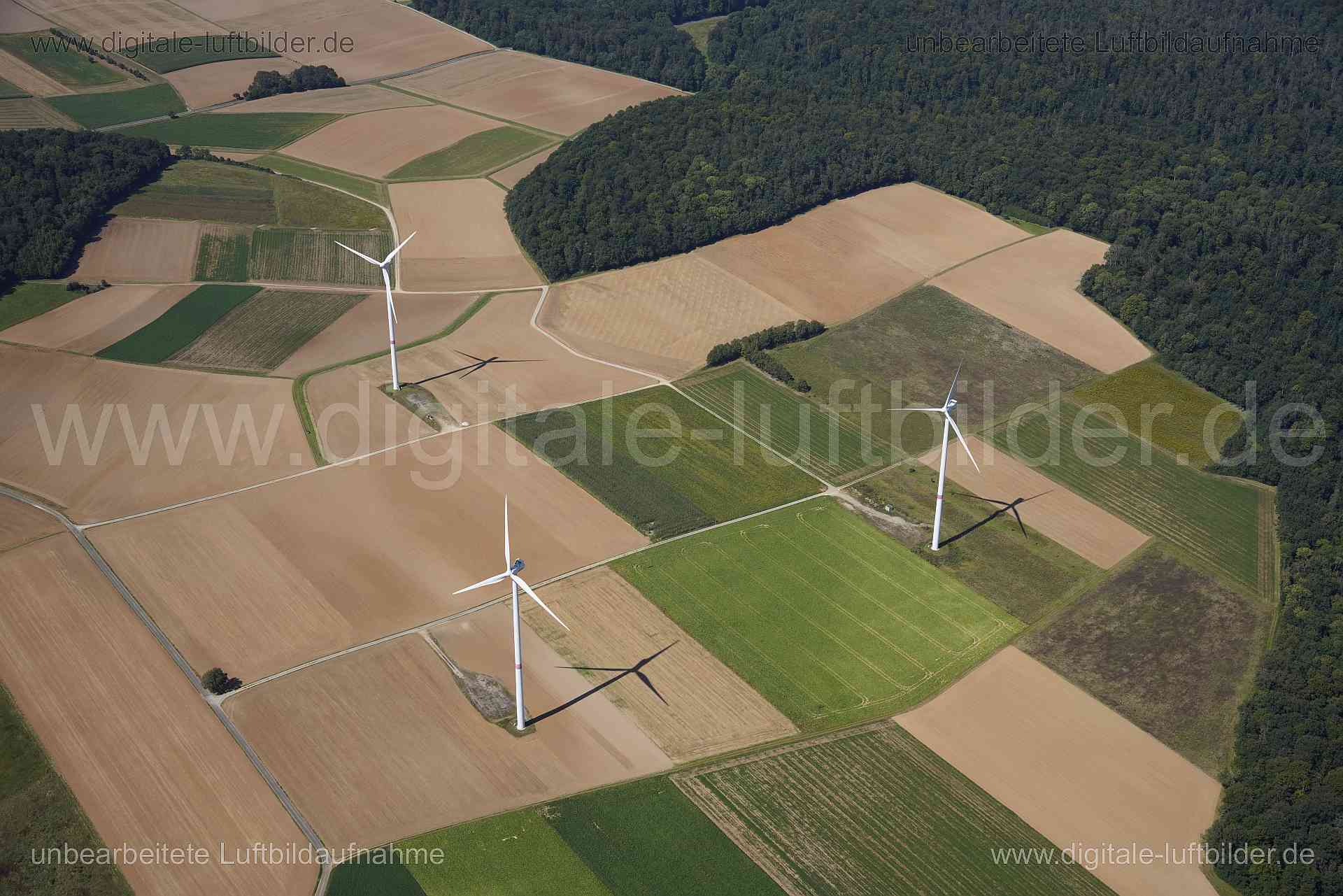 Titel: Windräder bei Urspringen, Bildnummer: s561140, Ort / Stadt: Urspringen, (Land)Kreis: Landkreis Main-Spessart, Regierungsbezirk: Unterfranken, Bundesland: Bayern, Aufnahmedatum: 24.08.2024, Schlagwörter: Deutschland, , Windräder, Windkraft, Windrad, Landwirtschaft, Energiegewinnung, Urspringen, Monat: August, Jahreszeit: Sommer, Tageszeit: Mittag / Nachmittag, Jahr: 2024, Flug ID: 20240824, Bildstatus: unbearbeitetes Rohbild, Bildabmessung: 7952 x 5304 Pixel, Fotograf & Copyright: Oliver A