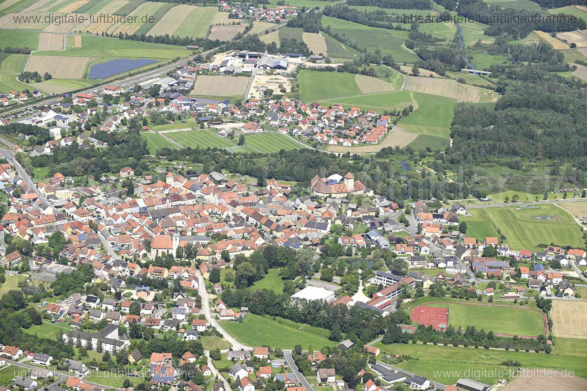 Titel: Vilseck, Bildnummer: n550120, Ort / Stadt: Vilseck, (Land)Kreis: Landkreis Amberg-Sulzbach, Regierungsbezirk: Oberpfalz, Bundesland: Bayern, Aufnahmedatum: 11.08.2024, Schlagwörter: Deutschland, , Burg Dagestein, Vilseck, Monat: August, Jahreszeit: Sommer, Tageszeit: Mittag / Nachmittag, Jahr: 2024, Flug ID: 20240811, Bildstatus: unbearbeitetes Rohbild, Bildabmessung: 8256 x 5504 Pixel, Fotograf & Copyright: Oliver Acker