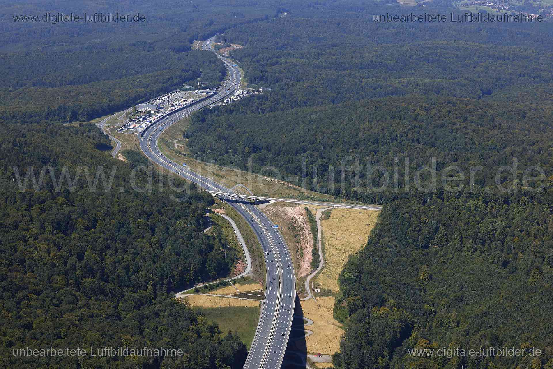 Titel: Autobahn A3 - Rohrbrunn, Bildnummer: c562690, Ort / Stadt: Weibersbrunn, (Land)Kreis: Landkreis Aschaffenburg, Regierungsbezirk: Unterfranken, Bundesland: Bayern, Aufnahmedatum: 24.08.2024, Schlagwörter: Deutschland, , Autobahn, Autobahn A3, BAB 3, Panorma, Monobogen Rohrbrunn, Rasthof Spessart Nord, Wald, Forst, Spessart, Monat: August, Jahreszeit: Sommer, Tageszeit: Mittag / Nachmittag, Jahr: 2024, Flug ID: 20240824, Bildstatus: unbearbeitetes Rohbild, Bildabmessung: 8192 x 5464 Pixel, 