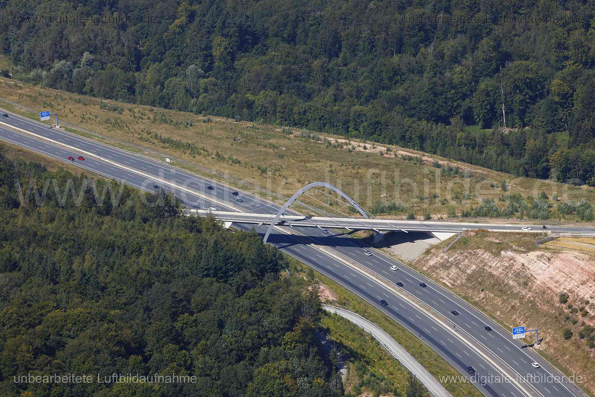 Titel: Autobahn A3 - Rohrbrunn, Bildnummer: c562700, Ort / Stadt: Weibersbrunn, (Land)Kreis: Landkreis Aschaffenburg, Regierungsbezirk: Unterfranken, Bundesland: Bayern, Aufnahmedatum: 24.08.2024, Schlagwörter: Deutschland, , Autobahn, Autobahn A3, BAB 3, Panorma, Monobogen Rohrbrunn, Wald, Forst, Spessart, Monat: August, Jahreszeit: Sommer, Tageszeit: Mittag / Nachmittag, Jahr: 2024, Flug ID: 20240824, Bildstatus: unbearbeitetes Rohbild, Bildabmessung: 8192 x 5464 Pixel, Fotograf & Copyright: O