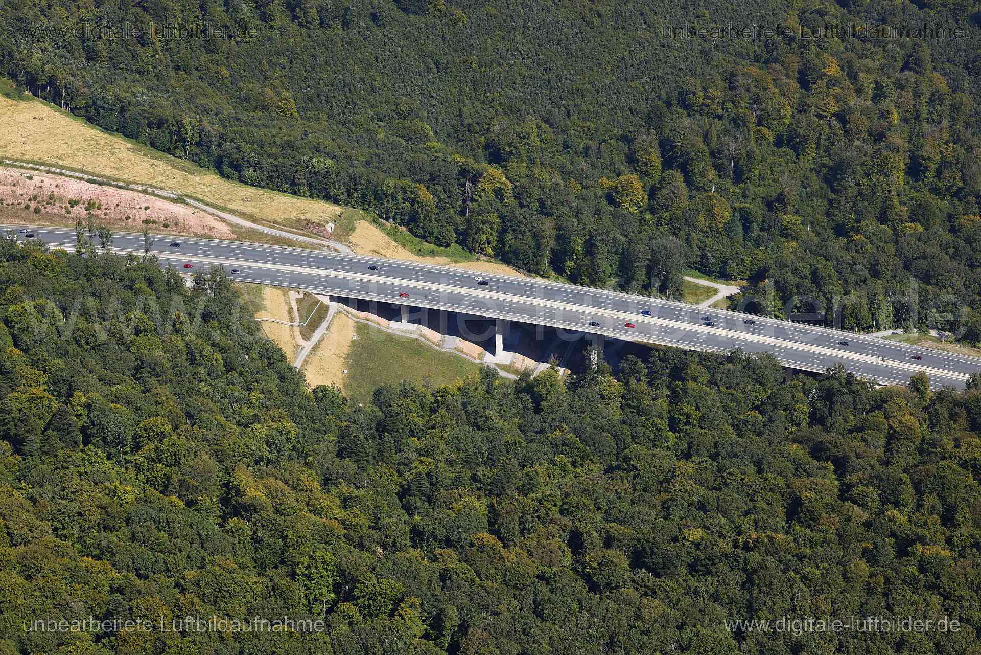 Titel: Rohrruchbrücke A3, Bildnummer: c562730, Ort / Stadt: Weibersbrunn, (Land)Kreis: Landkreis Aschaffenburg, Regierungsbezirk: Unterfranken, Bundesland: Bayern, Aufnahmedatum: 24.08.2024, Schlagwörter: Deutschland, , Rohrbruchbrücke, Brücke, Autobahnbrücke, Autobahn, Autobahn A3, BAB 3, Monat: August, Jahreszeit: Sommer, Tageszeit: Mittag / Nachmittag, Jahr: 2024, Flug ID: 20240824, Bildstatus: unbearbeitetes Rohbild, Bildabmessung: 8192 x 5464 Pixel, Fotograf & Copyright: Oliver Acker