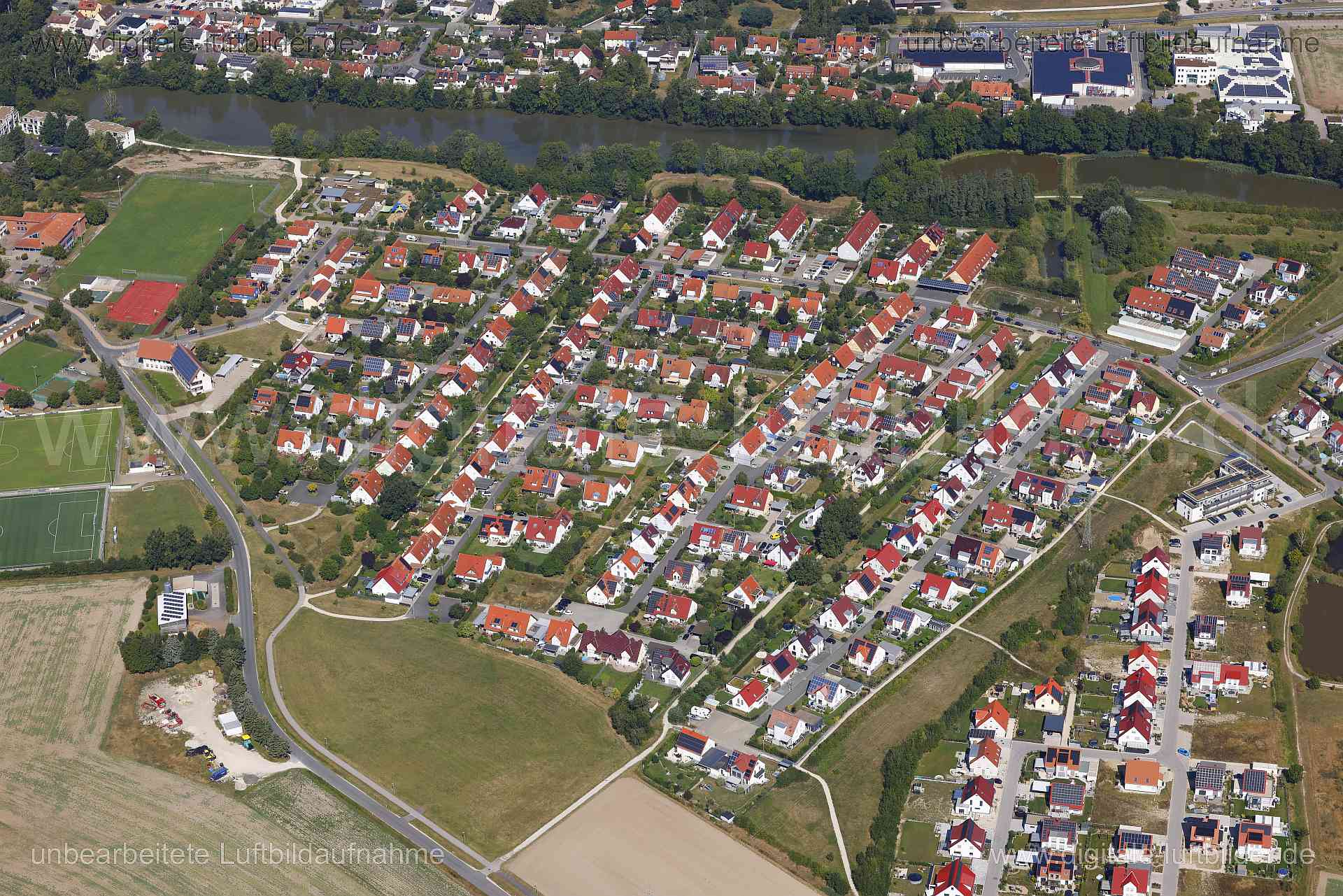 Titel: Weisendorf, Bildnummer: c560080, Ort / Stadt: Weisendorf, (Land)Kreis: Landkreis Erlangen-Höchstadt, Regierungsbezirk: Mittelfranken, Bundesland: Bayern, Aufnahmedatum: 24.08.2024, Schlagwörter: Deutschland, , Langweihergraben, Wohngebiet, Mühlweiher, Monat: August, Jahreszeit: Sommer, Tageszeit: Mittag / Nachmittag, Jahr: 2024, Flug ID: 20240824, Bildstatus: unbearbeitetes Rohbild, Bildabmessung: 8192 x 5464 Pixel, Fotograf & Copyright: Oliver Acker