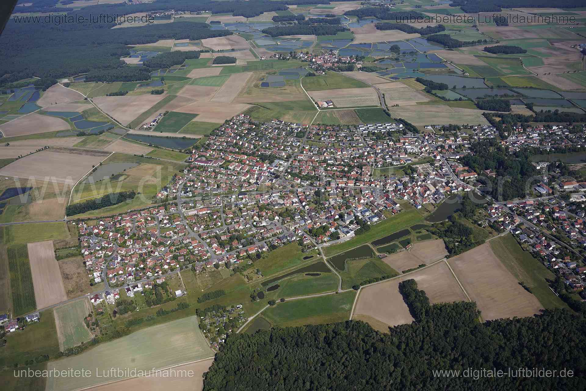 Titel: Weisendorf, Bildnummer: s560120, Ort / Stadt: Weisendorf, (Land)Kreis: Landkreis Erlangen-Höchstadt, Regierungsbezirk: Mittelfranken, Bundesland: Bayern, Aufnahmedatum: 24.08.2024, Schlagwörter: Deutschland, , Aischgrund, Panorama, Karpfenweiher, Fischteich, Fischzucht, Monat: August, Jahreszeit: Sommer, Tageszeit: Mittag / Nachmittag, Jahr: 2024, Flug ID: 20240824, Bildstatus: unbearbeitetes Rohbild, Bildabmessung: 7952 x 5304 Pixel, Fotograf & Copyright: Oliver Acker