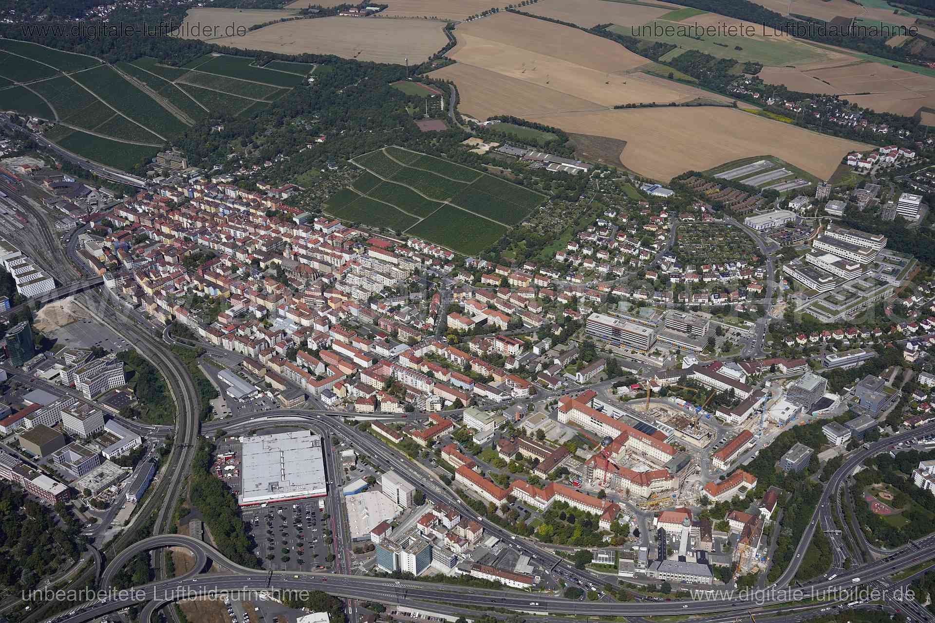 Titel: Würzburg, Bildnummer: s560660, Ort / Stadt: Würzburg, (Land)Kreis: Landkreis Würzburg, Regierungsbezirk: Unterfranken, Bundesland: Bayern, Aufnahmedatum: 24.08.2024, Schlagwörter: Deutschland, , Universitätsklinikum Würzburg, Zinklersweg, Krankenhaus, Baustelle, Großbaustelle, Monat: August, Jahreszeit: Sommer, Tageszeit: Mittag / Nachmittag, Jahr: 2024, Flug ID: 20240824, Bildstatus: unbearbeitetes Rohbild, Bildabmessung: 7952 x 5304 Pixel, Fotograf & Copyright: Oliver Acker