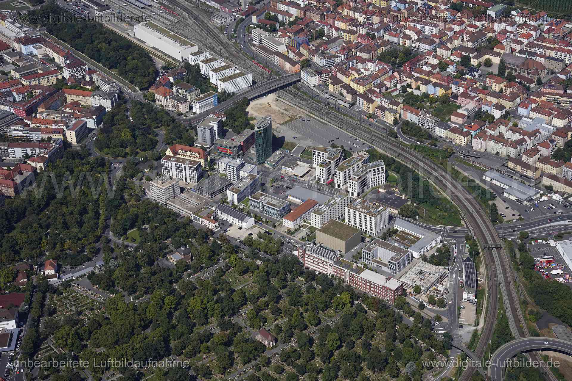 Titel: Würzburg, Bildnummer: s560670, Ort / Stadt: Würzburg, (Land)Kreis: Landkreis Würzburg, Regierungsbezirk: Unterfranken, Bundesland: Bayern, Aufnahmedatum: 24.08.2024, Schlagwörter: Deutschland, , Schürerstraße, Schweinfurter Straße, Gewerbegebiet, Gewerbepark, Friedhof, Hauptfriedhof Würzburg, Berliner Platz, Bahn, Gleise, Schienen, Monat: August, Jahreszeit: Sommer, Tageszeit: Mittag / Nachmittag, Jahr: 2024, Flug ID: 20240824, Bildstatus: unbearbeitetes Rohbild, Bildabmessung: 7952 x 530