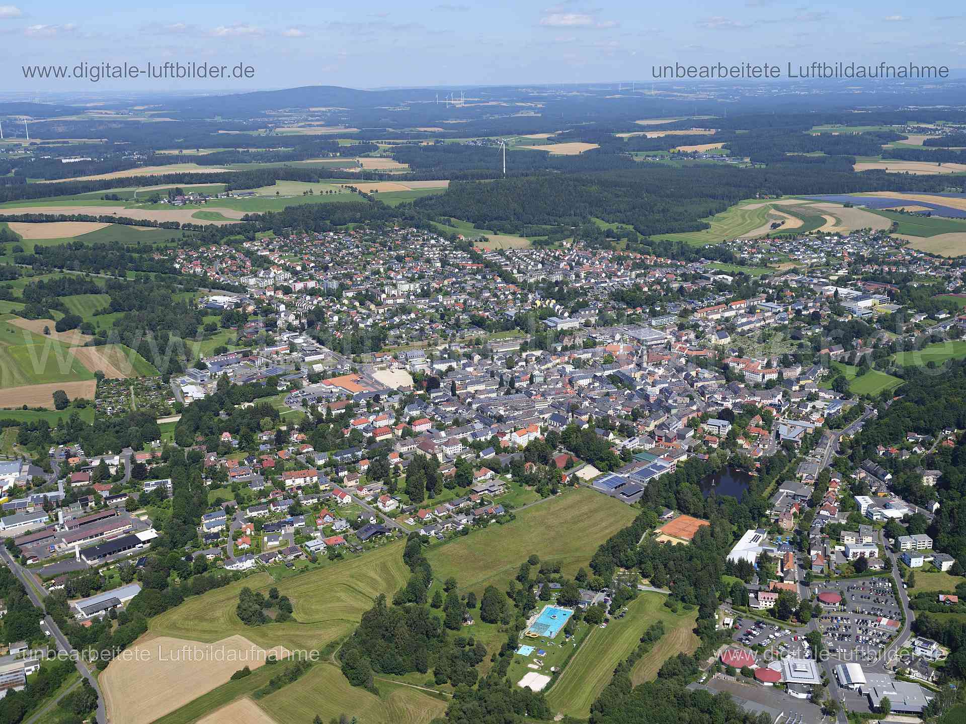Titel: Wunsiedel, Bildnummer: f551300, Ort / Stadt: Wunsiedel, (Land)Kreis: Landkreis Wunsiedel im Fichtelgebirge, Regierungsbezirk: Oberfranken, Bundesland: Bayern, Aufnahmedatum: 11.08.2024, Schlagwörter: Deutschland, , Panorma, Horizont, Himmel, Wunsiedel, Monat: August, Jahreszeit: Sommer, Tageszeit: Mittag / Nachmittag, Jahr: 2024, Flug ID: 20240811, Bildstatus: unbearbeitetes Rohbild, Bildabmessung: 11648 x 8736 Pixel, Fotograf & Copyright: Oliver Acker