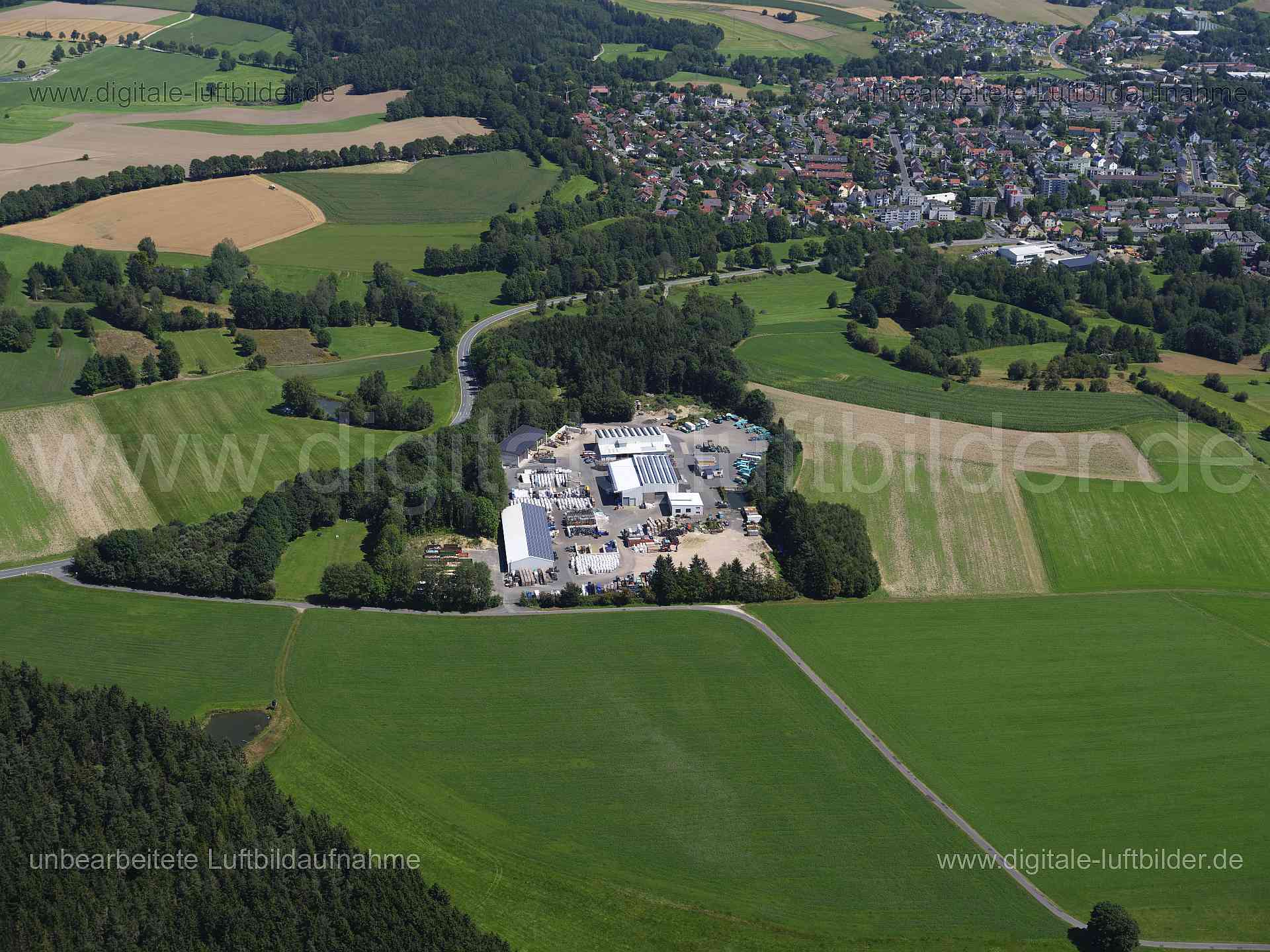Titel: Wunsiedel, Bildnummer: f551320, Ort / Stadt: Wunsiedel, (Land)Kreis: Landkreis Wunsiedel im Fichtelgebirge, Regierungsbezirk: Oberfranken, Bundesland: Bayern, Aufnahmedatum: 11.08.2024, Schlagwörter: Deutschland, , Wertstoffhof Barthmann, Recyclinghof, Monat: August, Jahreszeit: Sommer, Tageszeit: Mittag / Nachmittag, Jahr: 2024, Flug ID: 20240811, Bildstatus: unbearbeitetes Rohbild, Bildabmessung: 11648 x 8736 Pixel, Fotograf & Copyright: Oliver Acker