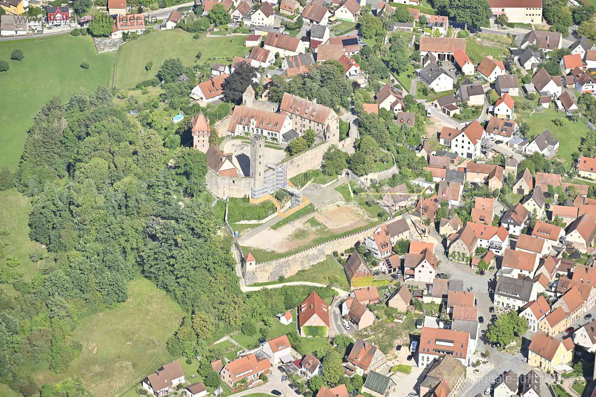 Titel: Burg Abenberg, Bildnummer: n515130, Ort / Stadt: Abenberg, (Land)Kreis: Landkreis Roth, Regierungsbezirk: Mittelfranken, Bundesland: Bayern, Aufnahmedatum: 11.08.2023, Schlagwörter: Deutschland, , Burg Abendberg, Burgen & Schlössler, Turnieranger, Mittelalter, Denkmalschutz, Baudenkmal, Burg, Mauer, Burgmauer, Festung, Verteidigungsmauer, Monat: August, Jahreszeit: Sommer, Tageszeit: Vormittag / Mittag, Jahr: 2023, Flug ID: 20230811, Bildstatus: unbearbeitetes Rohbild, Bildabmessung: 8256