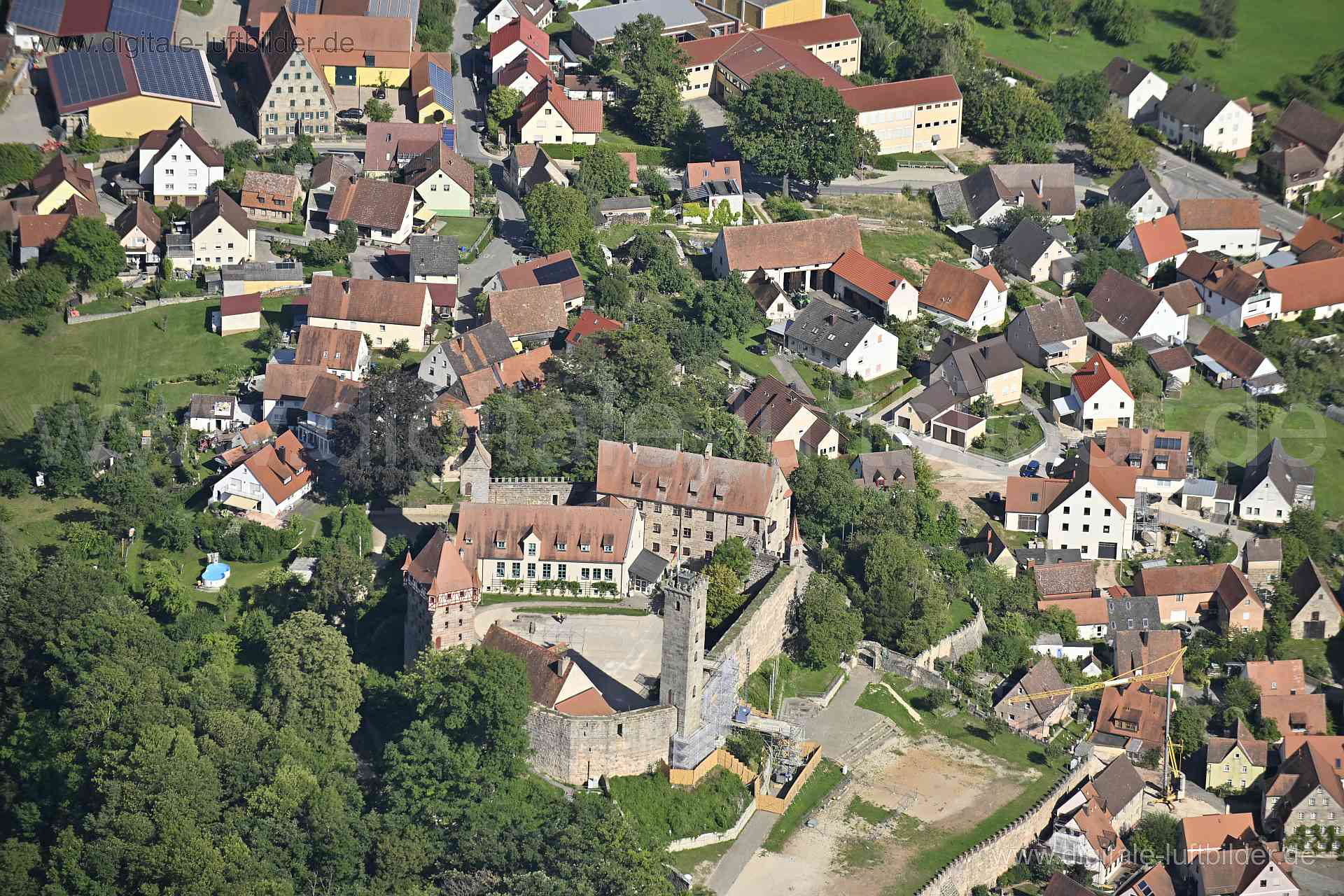 Titel: Burg Abenberg, Bildnummer: n515140, Ort / Stadt: Abenberg, (Land)Kreis: Landkreis Roth, Regierungsbezirk: Mittelfranken, Bundesland: Bayern, Aufnahmedatum: 11.08.2023, Schlagwörter: Deutschland, , Burg Abendberg, Burgen & Schlössler, Turnieranger, Mittelalter, Denkmalschutz, Baudenkmal, Burg, Mauer, Burgmauer, Festung, Verteidigungsmauer, Monat: August, Jahreszeit: Sommer, Tageszeit: Vormittag / Mittag, Jahr: 2023, Flug ID: 20230811, Bildstatus: unbearbeitetes Rohbild, Bildabmessung: 8256