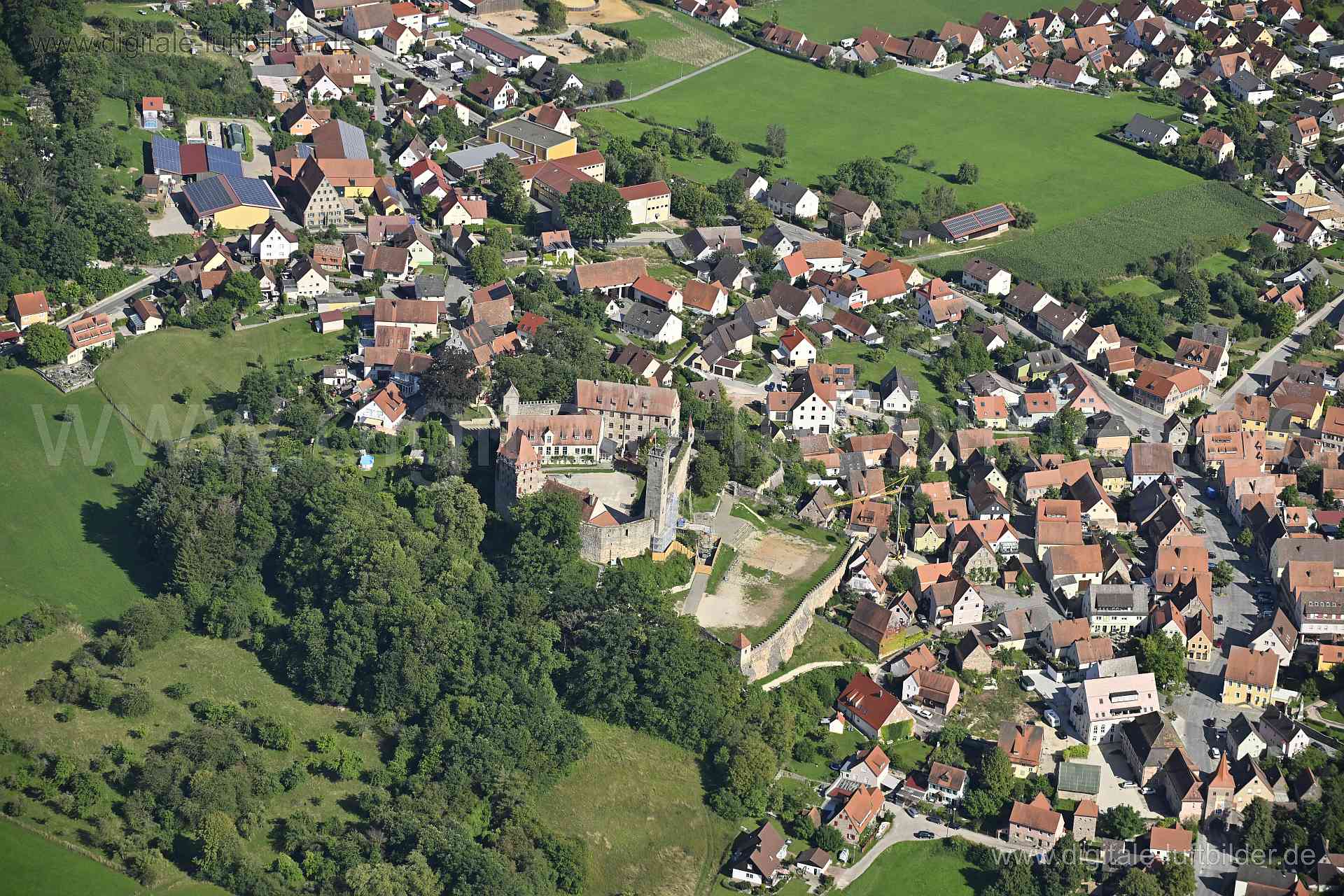 Titel: Burg Abenberg, Bildnummer: n515150, Ort / Stadt: Abenberg, (Land)Kreis: Landkreis Roth, Regierungsbezirk: Mittelfranken, Bundesland: Bayern, Aufnahmedatum: 11.08.2023, Schlagwörter: Deutschland, , Burg Abendberg, Burgen & Schlössler, Turnieranger, Mittelalter, Denkmalschutz, Baudenkmal, Burg, Mauer, Burgmauer, Festung, Verteidigungsmauer, Monat: August, Jahreszeit: Sommer, Tageszeit: Vormittag / Mittag, Jahr: 2023, Flug ID: 20230811, Bildstatus: unbearbeitetes Rohbild, Bildabmessung: 8256