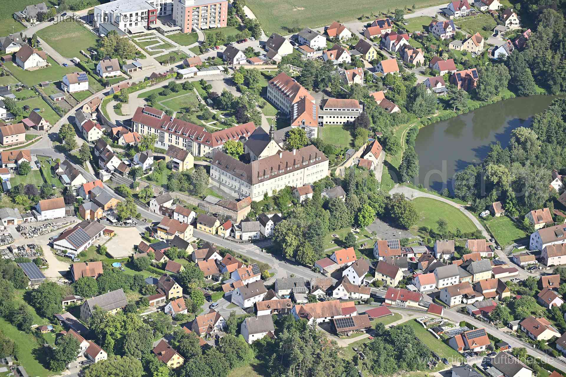 Titel: Marienburg, Bildnummer: n515120, Ort / Stadt: Abenberg, (Land)Kreis: Landkreis Roth, Regierungsbezirk: Mittelfranken, Bundesland: Bayern, Aufnahmedatum: 11.08.2023, Schlagwörter: Deutschland, , Mädchenralschule Marienburg, Schule, Marienburg, Monat: August, Jahreszeit: Sommer, Tageszeit: Vormittag / Mittag, Jahr: 2023, Flug ID: 20230811, Bildstatus: unbearbeitetes Rohbild, Bildabmessung: 8256 x 5504 Pixel, Fotograf & Copyright: Oliver Acker