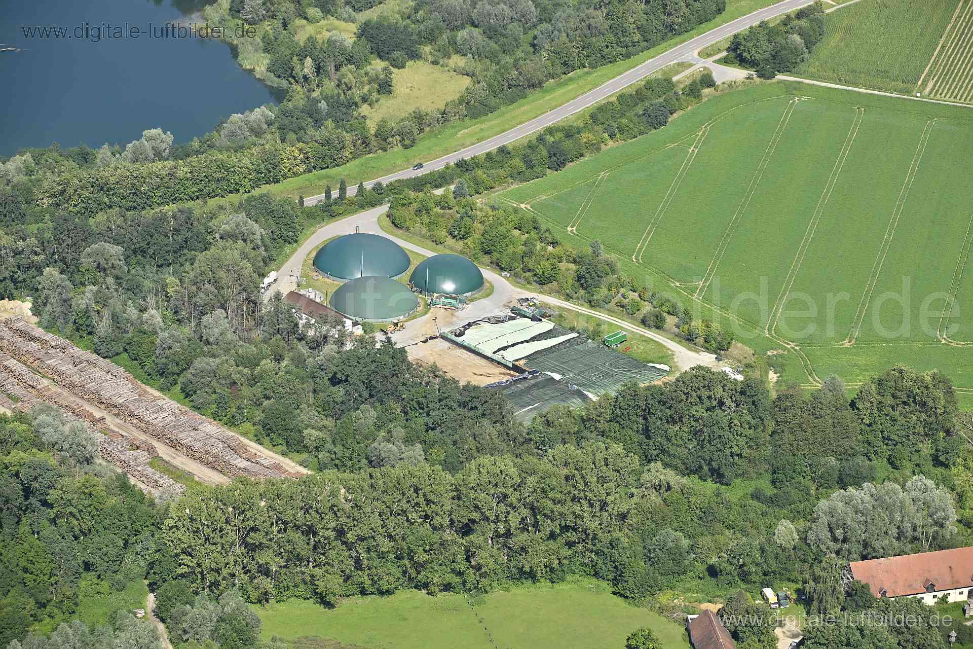 Titel: Biogasanlage bei Aichach, Bildnummer: n514730, Ort / Stadt: Aichach, (Land)Kreis: Landkreis Aichach-Friedberg, Regierungsbezirk: Schwaben, Bundesland: Bayern, Aufnahmedatum: 11.08.2023, Schlagwörter: Deutschland, , Biogasanlage, Energegewinnung, Erneuerbare Energien, Stromerzeugung, Monat: August, Jahreszeit: Sommer, Tageszeit: Vormittag / Mittag, Jahr: 2023, Flug ID: 20230811, Bildstatus: unbearbeitetes Rohbild, Bildabmessung: 8256 x 5504 Pixel, Fotograf & Copyright: Oliver Acker