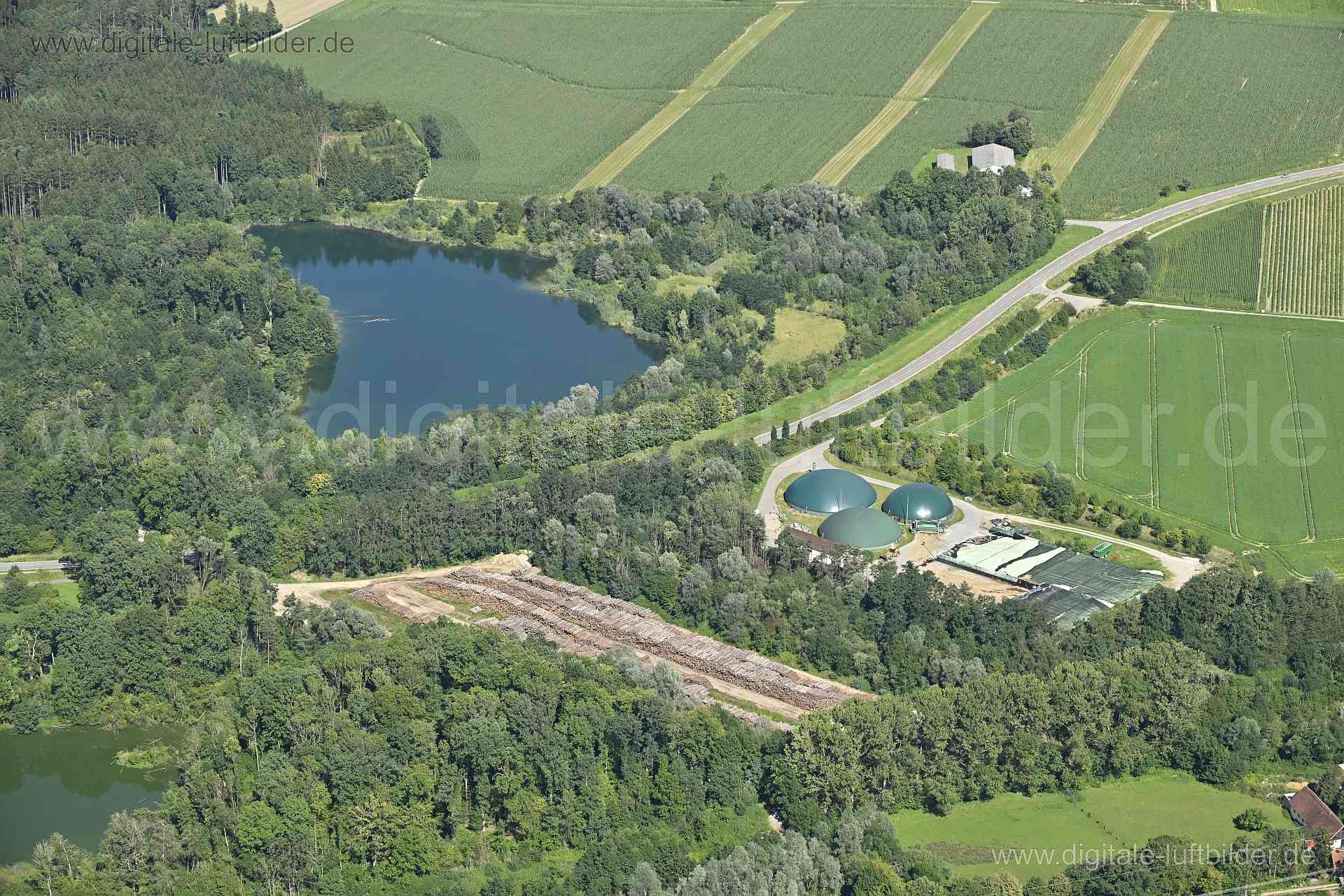 Titel: Biogasanlage bei Aichach, Bildnummer: n514740, Ort / Stadt: Aichach, (Land)Kreis: Landkreis Aichach-Friedberg, Regierungsbezirk: Schwaben, Bundesland: Bayern, Aufnahmedatum: 11.08.2023, Schlagwörter: Deutschland, , Biogasanlage, Energegewinnung, Erneuerbare Energien, Stromerzeugung, Monat: August, Jahreszeit: Sommer, Tageszeit: Vormittag / Mittag, Jahr: 2023, Flug ID: 20230811, Bildstatus: unbearbeitetes Rohbild, Bildabmessung: 8256 x 5504 Pixel, Fotograf & Copyright: Oliver Acker