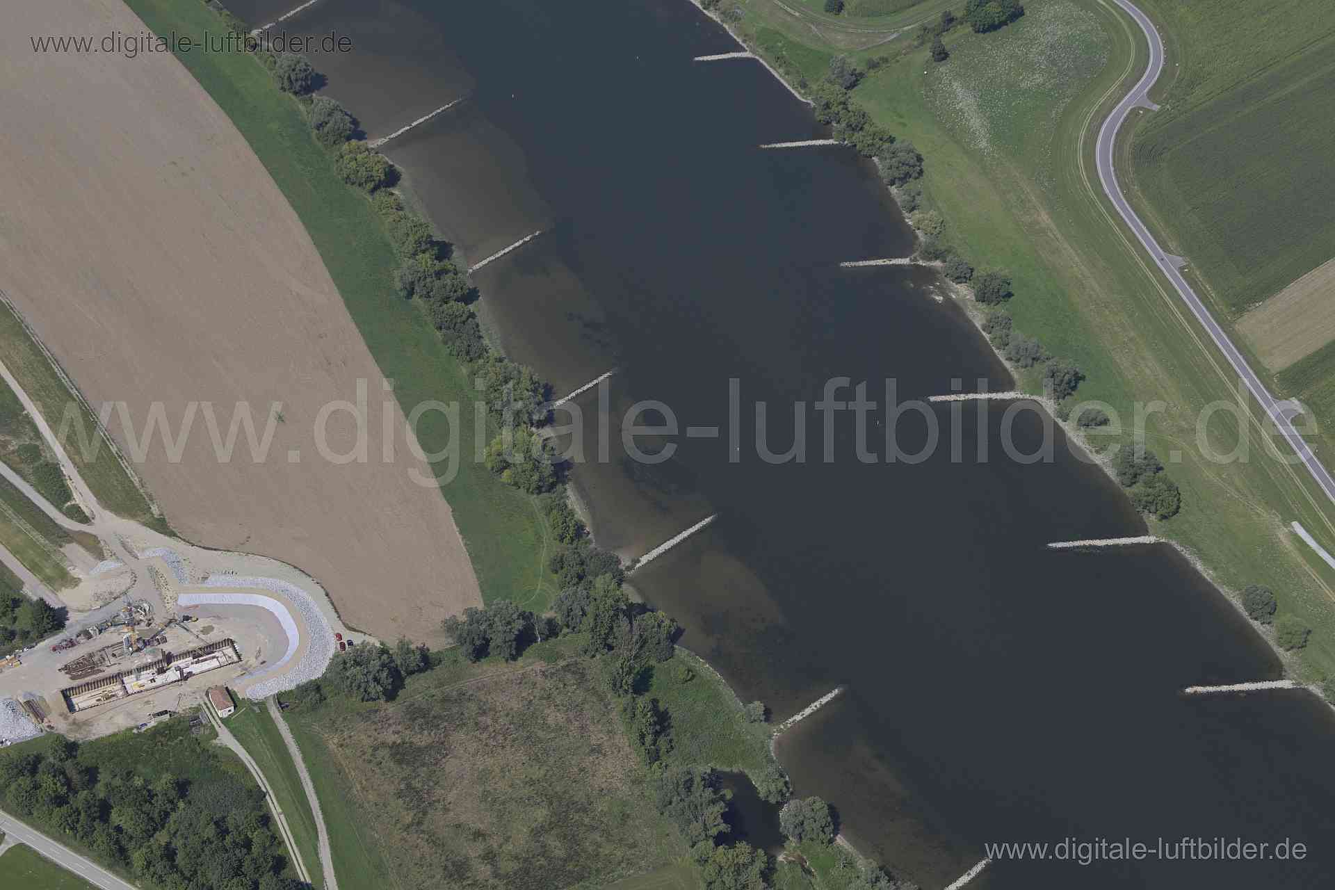 Titel: Ainbrach, Bildnummer: n523090, Ort / Stadt: Aiterhofen, (Land)Kreis: Landkreis Staubing-Bogen, Regierungsbezirk: Niederbayern, Bundesland: Bayern, Aufnahmedatum: 20.08.2023, Schlagwörter: Deutschland, , Ainbrach, Dorf, Donau, Monat: August, Jahreszeit: Sommer, Tageszeit: Vormittag / Mittag, Jahr: 2023, Flug ID: 20230820, Bildstatus: unbearbeitetes Rohbild, Bildabmessung: 8256 x 5504 Pixel, Fotograf & Copyright: Oliver Acker