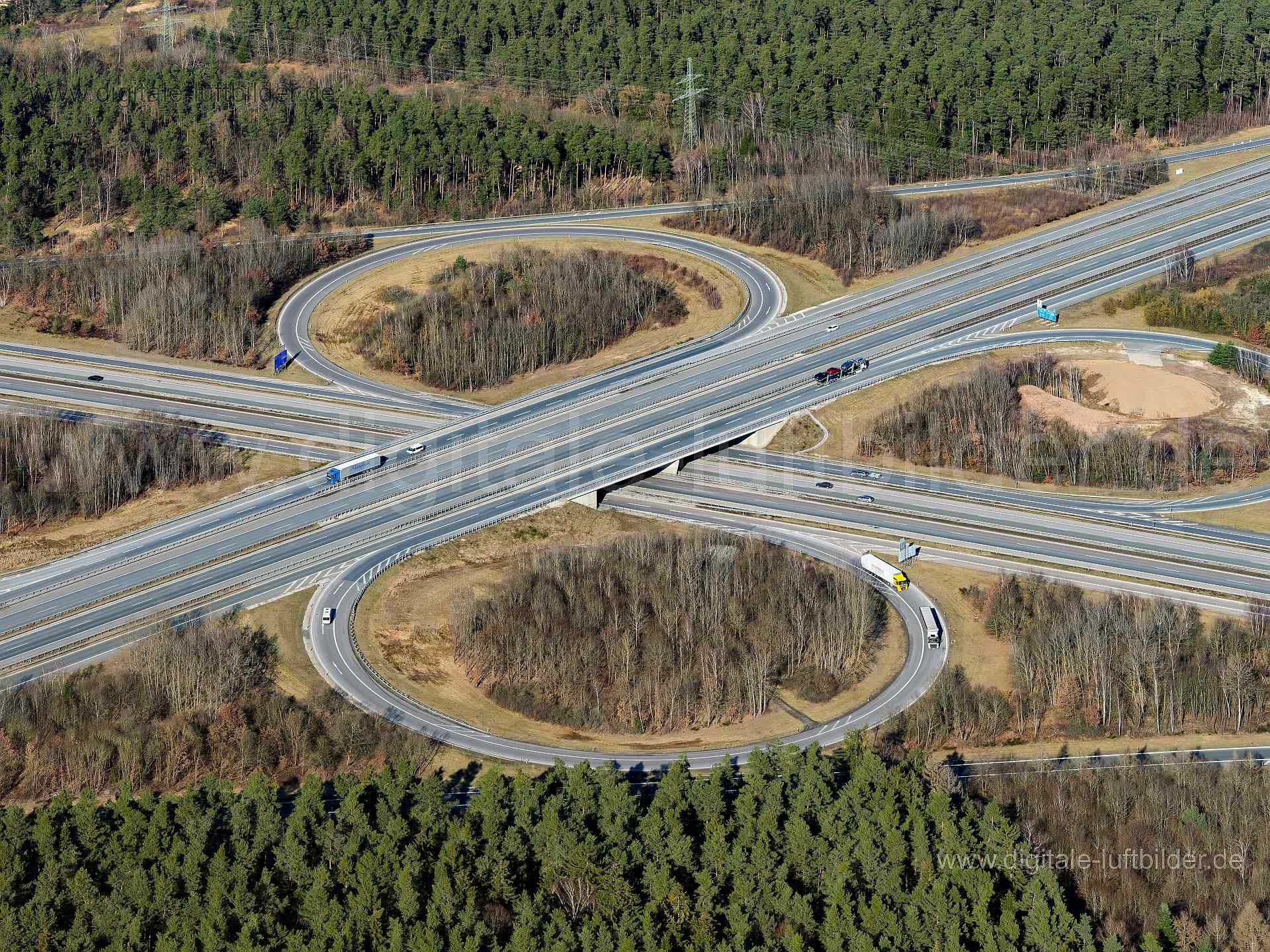 Titel: Autobahnkreuz Altdorf, Bildnummer: f402680, Ort / Stadt: Altdorf, (Land)Kreis: Landkreis Nürnberger Land, Regierungsbezirk: Mittelfranken, Bundesland: Bayern, Aufnahmedatum: 06.03.2021, Schlagwörter: Luftbild, Luftbilder, Luftbildfotografie, Luftaufnahme, Luftbildaufnahme, Luftfoto, Vogelperspektive, Vogelansicht, Deutschland, Schräg- und Senkrecht-Luftaufnahmen, Orthofotografie, Autobahnkreuz Altdorf, Autobahn A6, Autobahn A3, Autobahn, Kleeblatt, Autobahnkreuz, Monat: März, Jahreszeit: