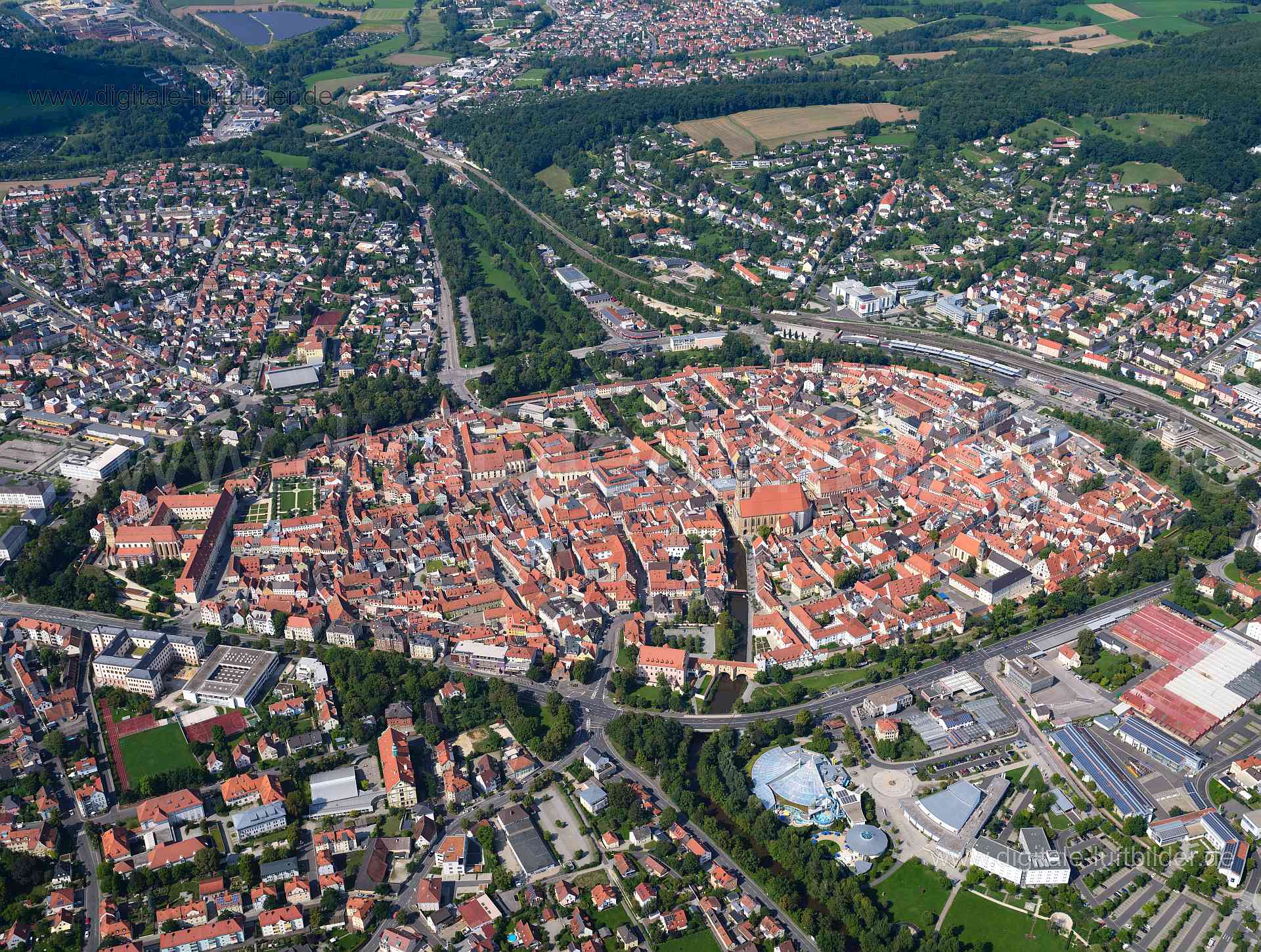Titel: Amberg, Bildnummer: f522360, Ort / Stadt: Amberg, (Land)Kreis: Landkreis Amberg-Sulzbach, Regierungsbezirk: Oberpfalz, Bundesland: Bayern, Aufnahmedatum: 20.08.2023, Schlagwörter: Deutschland, , Altstadtring, Altstadt, Innenstadt, Stadtkern, Kurfürstenring, Panorama, Monat: August, Jahreszeit: Sommer, Tageszeit: Vormittag / Mittag, Jahr: 2023, Flug ID: 20230820, Bildstatus: unbearbeitetes Rohbild, Bildabmessung: 8256 x 5504 Pixel, Fotograf & Copyright: Oliver Acker