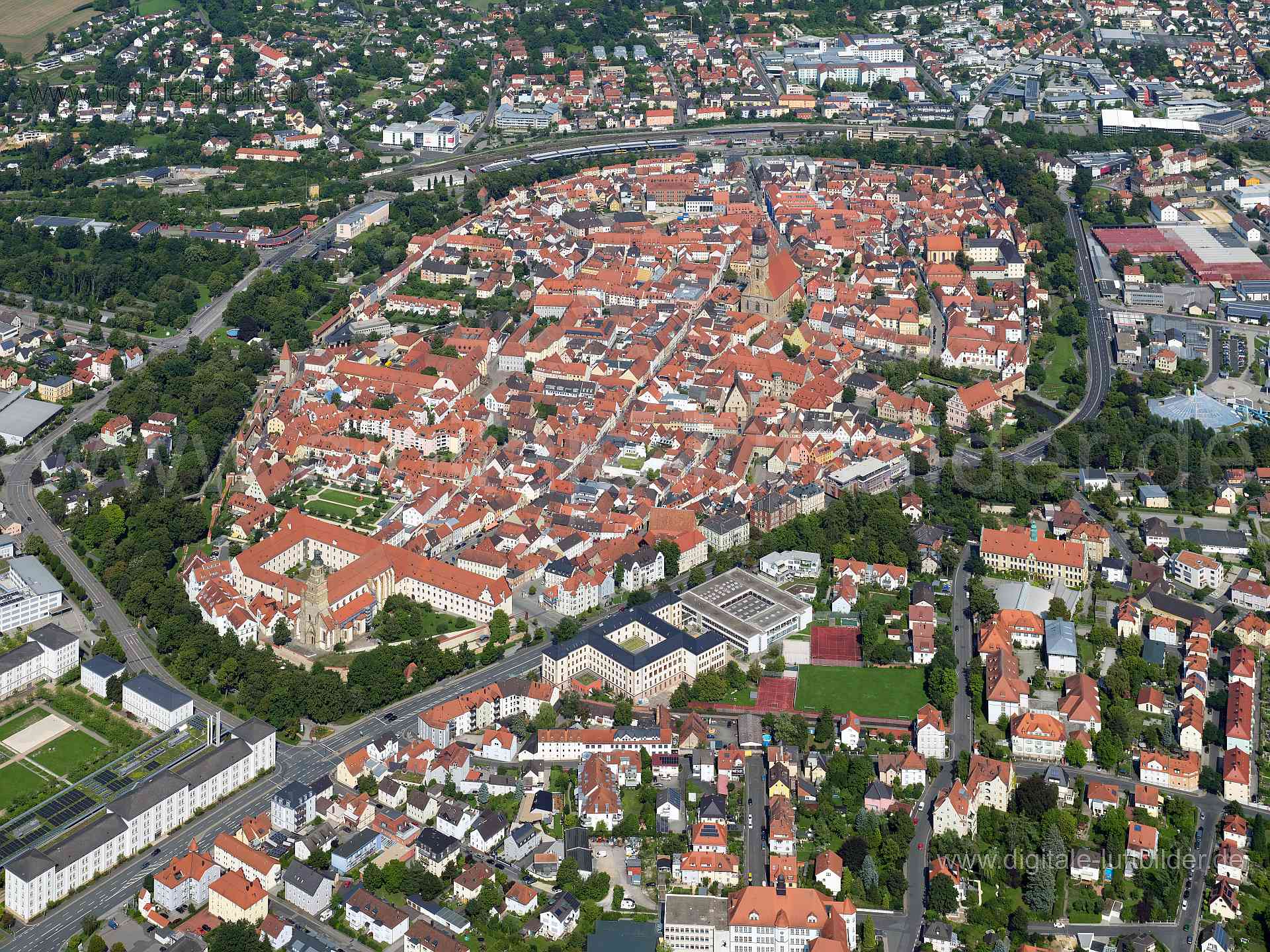 Titel: Amberg, Bildnummer: f522410, Ort / Stadt: Amberg, (Land)Kreis: Landkreis Amberg-Sulzbach, Regierungsbezirk: Oberpfalz, Bundesland: Bayern, Aufnahmedatum: 20.08.2023, Schlagwörter: Deutschland, , Altstadtring, Altstadt, Innenstadt, Stadtkern, Kurfürstenring, Panorama, Monat: August, Jahreszeit: Sommer, Tageszeit: Vormittag / Mittag, Jahr: 2023, Flug ID: 20230820, Bildstatus: unbearbeitetes Rohbild, Bildabmessung: 8256 x 5504 Pixel, Fotograf & Copyright: Oliver Acker