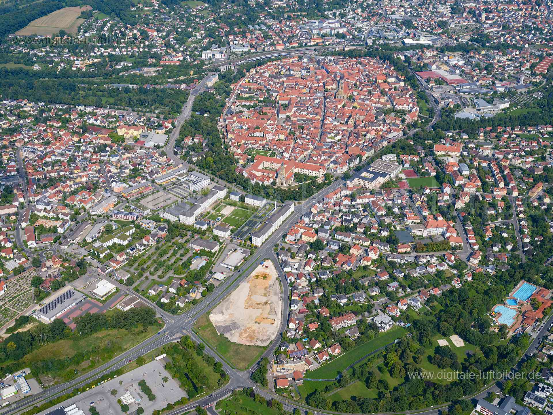 Titel: Amberg, Bildnummer: f522430, Ort / Stadt: Amberg, (Land)Kreis: Landkreis Amberg-Sulzbach, Regierungsbezirk: Oberpfalz, Bundesland: Bayern, Aufnahmedatum: 20.08.2023, Schlagwörter: Deutschland, , Altstadtring, Altstadt, Innenstadt, Stadtkern, Kurfürstenring, Panorama, OTH Amberg-Weiden, Monat: August, Jahreszeit: Sommer, Tageszeit: Vormittag / Mittag, Jahr: 2023, Flug ID: 20230820, Bildstatus: unbearbeitetes Rohbild, Bildabmessung: 8256 x 5504 Pixel, Fotograf & Copyright: Oliver Acker