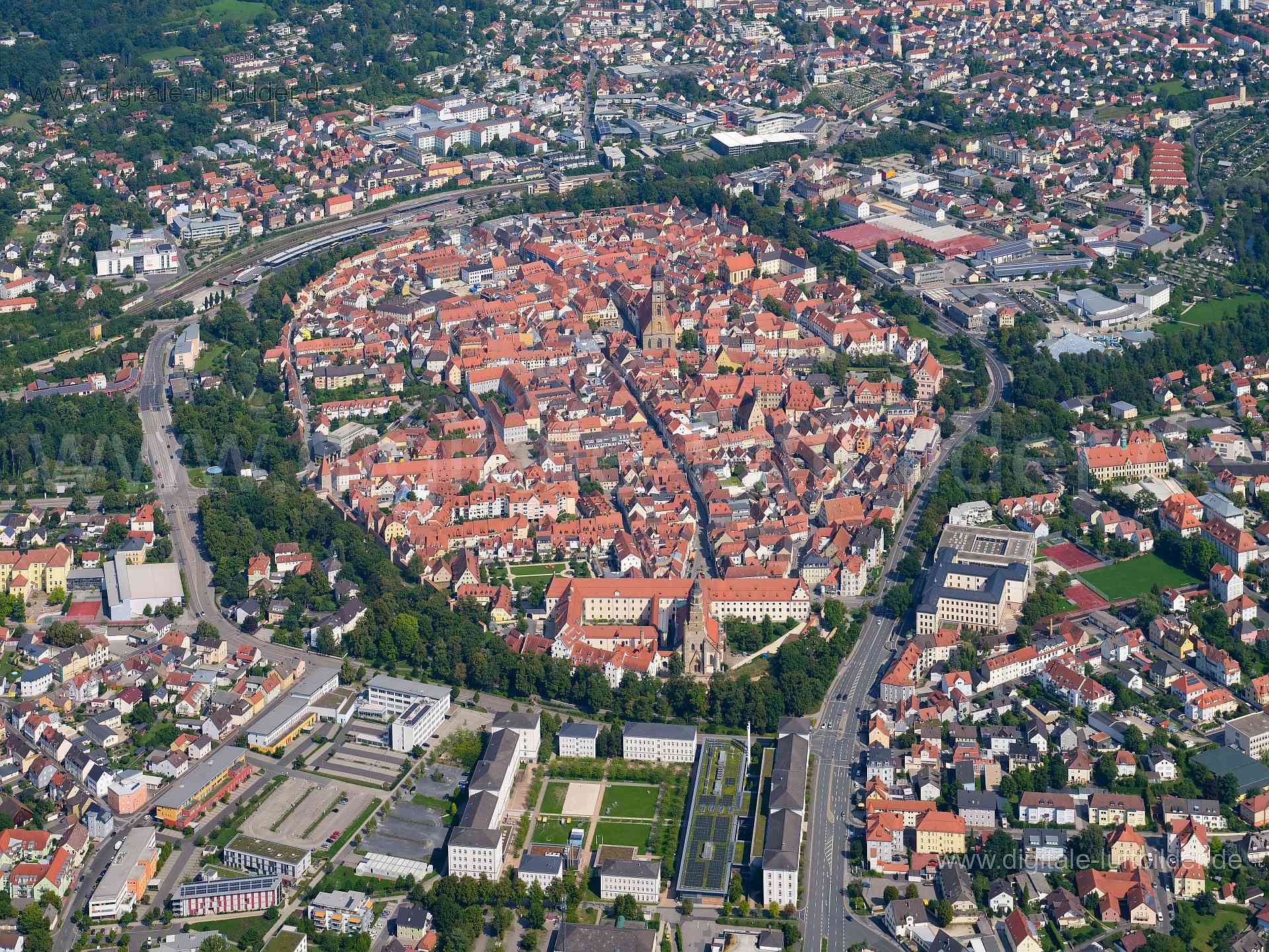 Titel: Amberg, Bildnummer: f522440, Ort / Stadt: Amberg, (Land)Kreis: Landkreis Amberg-Sulzbach, Regierungsbezirk: Oberpfalz, Bundesland: Bayern, Aufnahmedatum: 20.08.2023, Schlagwörter: Deutschland, , Altstadtring, Altstadt, Innenstadt, Stadtkern, Kurfürstenring, Panorama, OTH Amberg-Weiden, Monat: August, Jahreszeit: Sommer, Tageszeit: Vormittag / Mittag, Jahr: 2023, Flug ID: 20230820, Bildstatus: unbearbeitetes Rohbild, Bildabmessung: 8256 x 5504 Pixel, Fotograf & Copyright: Oliver Acker