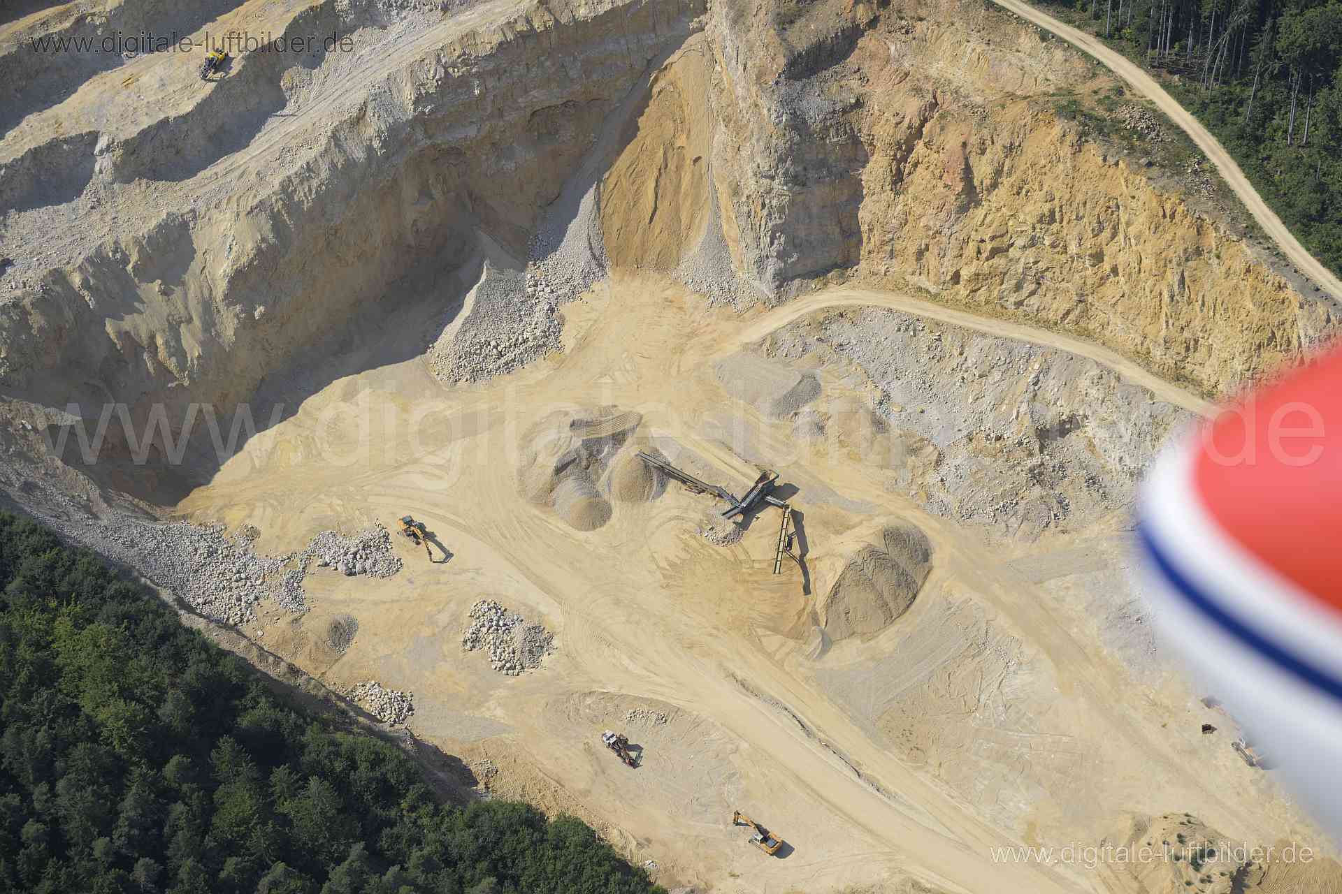 Titel: Englhard Steinbruch GmbH, Bildnummer: n524570, Ort / Stadt: Amberg, (Land)Kreis: Landkreis Sulzbach-Rosenberg, Regierungsbezirk: Oberpfalz, Bundesland: Bayern, Aufnahmedatum: 20.08.2023, Schlagwörter: Deutschland, , Steinbruch, Rohstoffe, Baustoffe, Abbau, Sand, Monat: August, Jahreszeit: Sommer, Tageszeit: Vormittag / Mittag, Jahr: 2023, Flug ID: 20230820, Bildstatus: unbearbeitetes Rohbild, Bildabmessung: 8256 x 5504 Pixel, Fotograf & Copyright: Oliver Acker