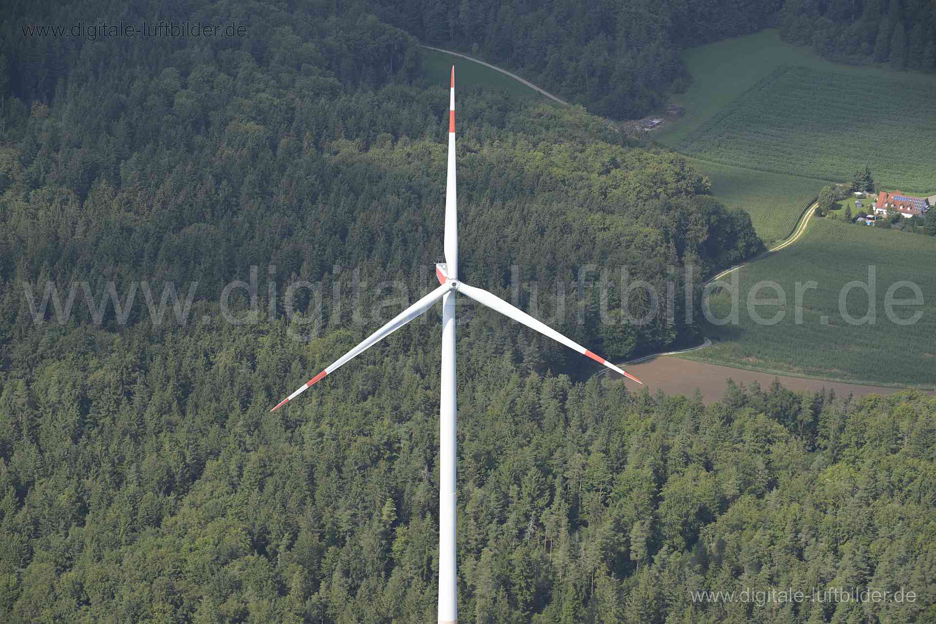 Titel: Windrad Oberpfälzer Alb, Bildnummer: n524670, Ort / Stadt: Amberg, (Land)Kreis: Landkreis Sulzbach-Rosenberg, Regierungsbezirk: Oberpfalz, Bundesland: Bayern, Aufnahmedatum: 20.08.2023, Schlagwörter: Deutschland, , Windrad, Motor, Windenergie, Erneuerbare Energie, Windkraft, Windräder, Monat: August, Jahreszeit: Sommer, Tageszeit: Vormittag / Mittag, Jahr: 2023, Flug ID: 20230820, Bildstatus: unbearbeitetes Rohbild, Bildabmessung: 8256 x 5504 Pixel, Fotograf & Copyright: Oliver Acker