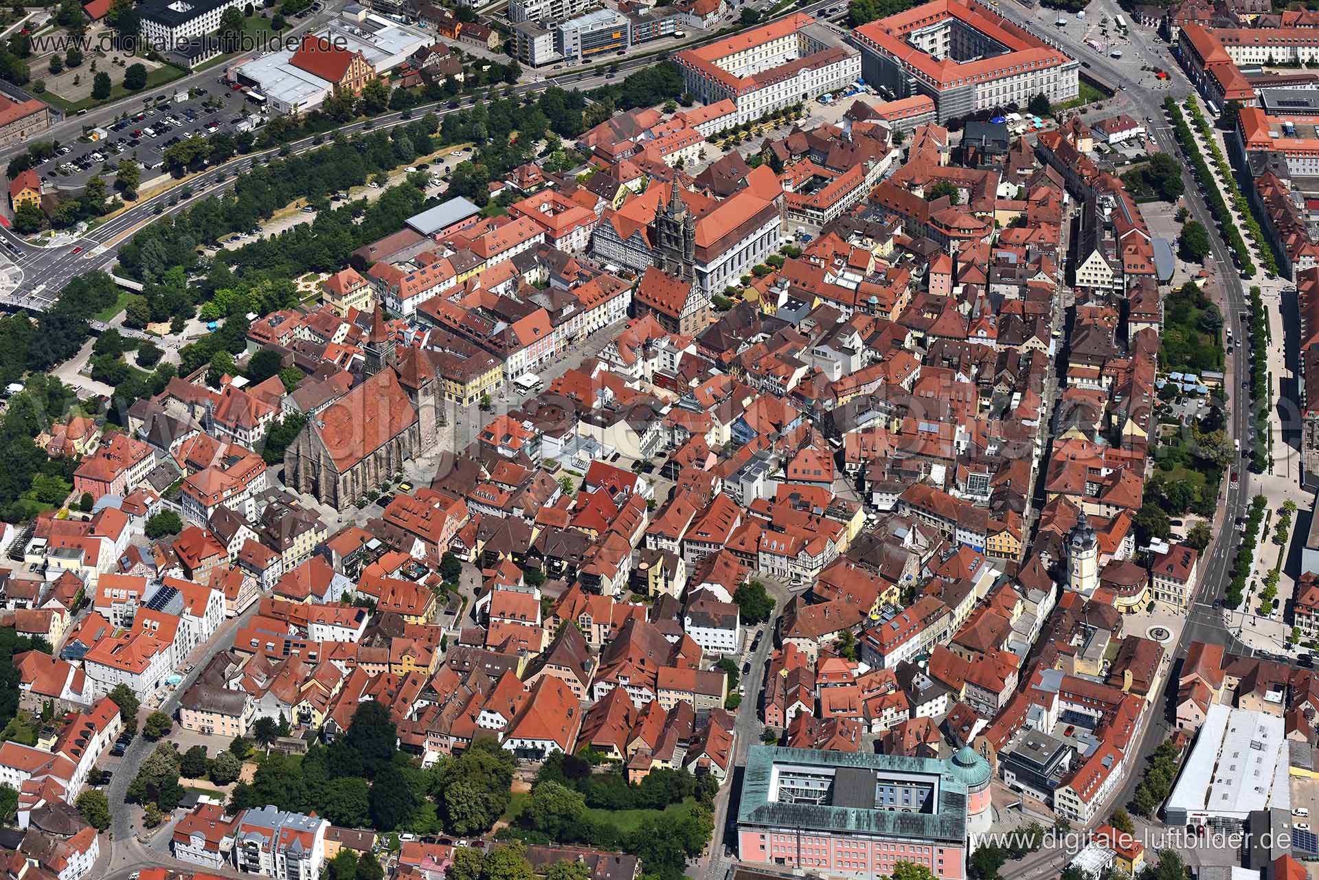 Titel: Ansbach, Bildnummer: n272310, Ort / Stadt: Ansbach, (Land)Kreis: kreisfreie Stadt Ansbach, Regierungsbezirk: Mittelfranken, Bundesland: Bayern, Aufnahmedatum: 30.06.2018, Schlagwörter: Luftbild, Luftbilder, Luftbildfotografie, Luftaufnahme, Luftbildaufnahme, Luftfoto, Vogelperspektive, Vogelansicht, Deutschland, Schräg- und Senkrecht-Luftaufnahmen, Orthofotografie, 91522, Stadtkern, Stadtzentrum, Innenstadt, Uzstraße, Rosenbadstraße, Büttenstraße, Kannenstraße, Promenade, Martin-Luther-Pl