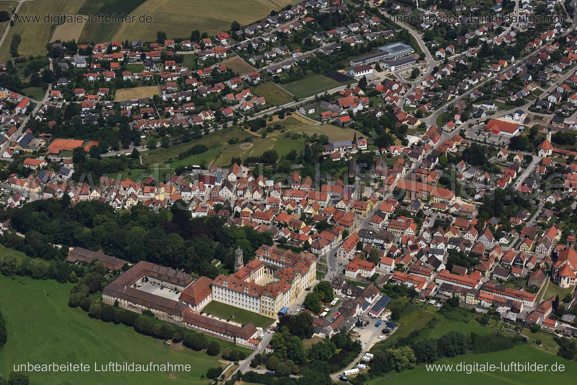 Titel: Ellingen, Bildnummer: n272690, Ort / Stadt: Ansbach, (Land)Kreis: Landkreis Ansbach, Regierungsbezirk: Mittelfranken, Bundesland: Bayern, Aufnahmedatum: 30.06.2018, Schlagwörter: Luftbild, Luftbilder, Luftbildfotografie, Luftaufnahme, Luftbildaufnahme, Luftfoto, Vogelperspektive, Vogelansicht, Deutschland, Schräg- und Senkrecht-Luftaufnahmen, Orthofotografie, 91792, Ellingen, Residenz Ellingen, Weißenburger Straße, Heinrich-von-Hornstein-Straße, Pointweg, Höttinger Straße, Am Türleberg, M