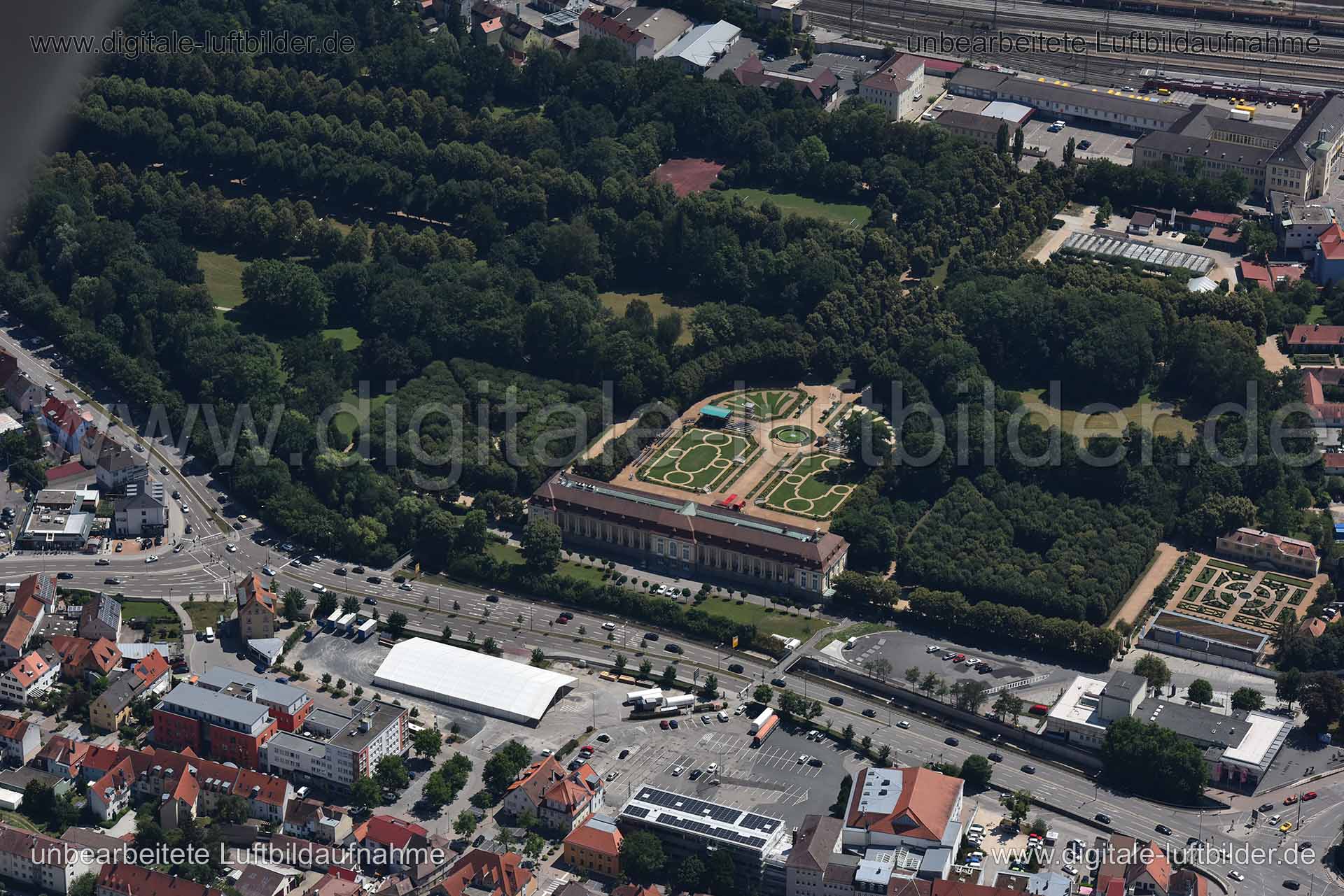 Titel: Orangerie, Bildnummer: n272380, Ort / Stadt: Ansbach, (Land)Kreis: kreisfreie Stadt Ansbach, Regierungsbezirk: Mittelfranken, Bundesland: Bayern, Aufnahmedatum: 30.06.2018, Schlagwörter: Luftbild, Luftbilder, Luftbildfotografie, Luftaufnahme, Luftbildaufnahme, Luftfoto, Vogelperspektive, Vogelansicht, Deutschland, Schräg- und Senkrecht-Luftaufnahmen, Orthofotografie, 91522, Stadtkern, Stadtzentrum, Innenstadt, Uzstraße, Rosenbadstraße, Büttenstraße, Kannenstraße, Promenade, Martin-Luther-