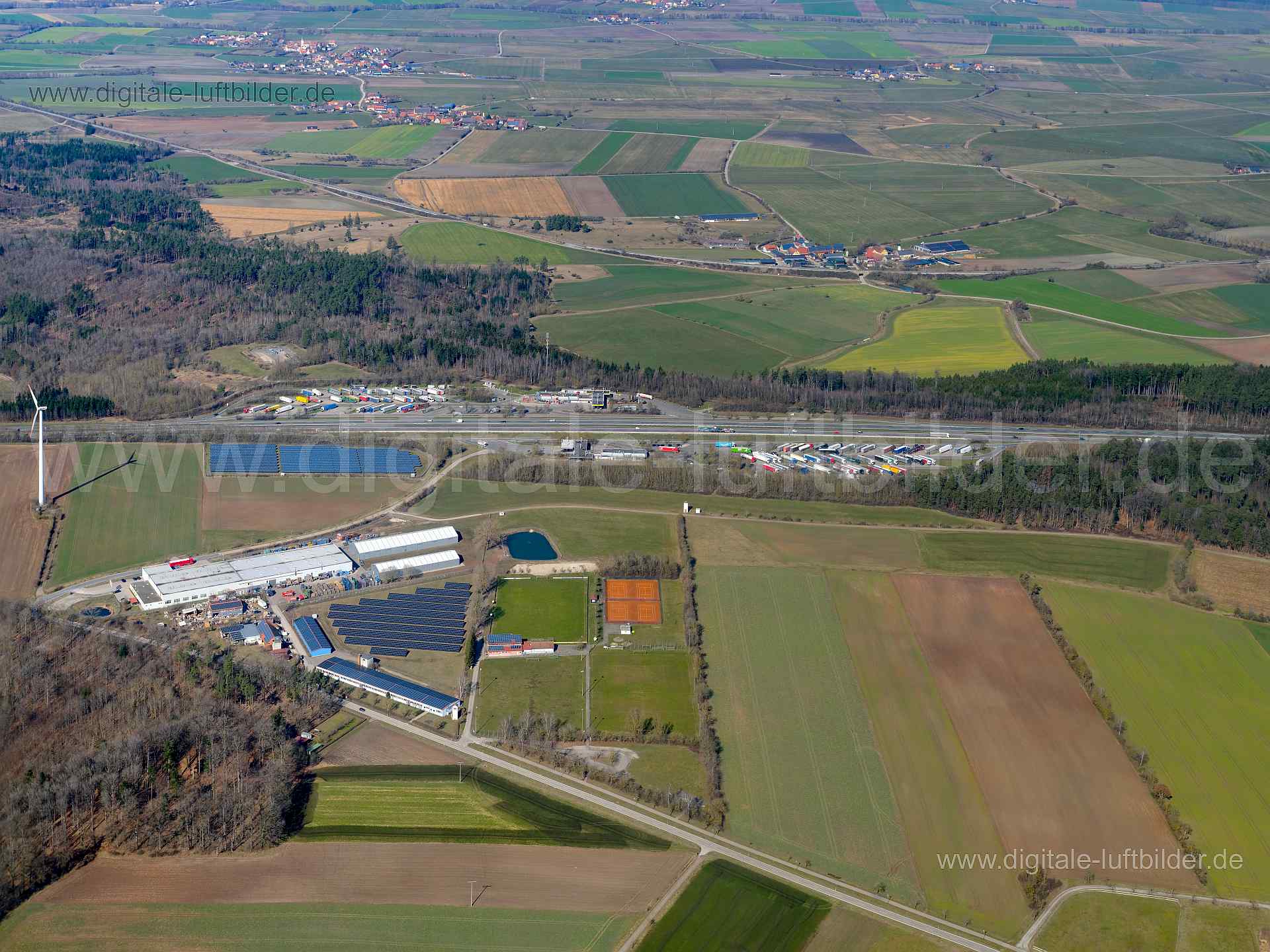 Titel: Autobahnraststätte Frankenhöhe, Bildnummer: f401170, Ort / Stadt: Aurach, (Land)Kreis: Landkreis Ansbach, Regierungsbezirk: Mittelfranken, Bundesland: Bayern, Aufnahmedatum: 06.03.2021, Schlagwörter: Luftbild, Luftbilder, Luftbildfotografie, Luftaufnahme, Luftbildaufnahme, Luftfoto, Vogelperspektive, Vogelansicht, Deutschland, Schräg- und Senkrecht-Luftaufnahmen, Orthofotografie, Autobahnraststätte Frankenhöhe, Autobahnraststätte, Raststätte, Autobahn, Panorama, Monat: März, Jahreszeit: W