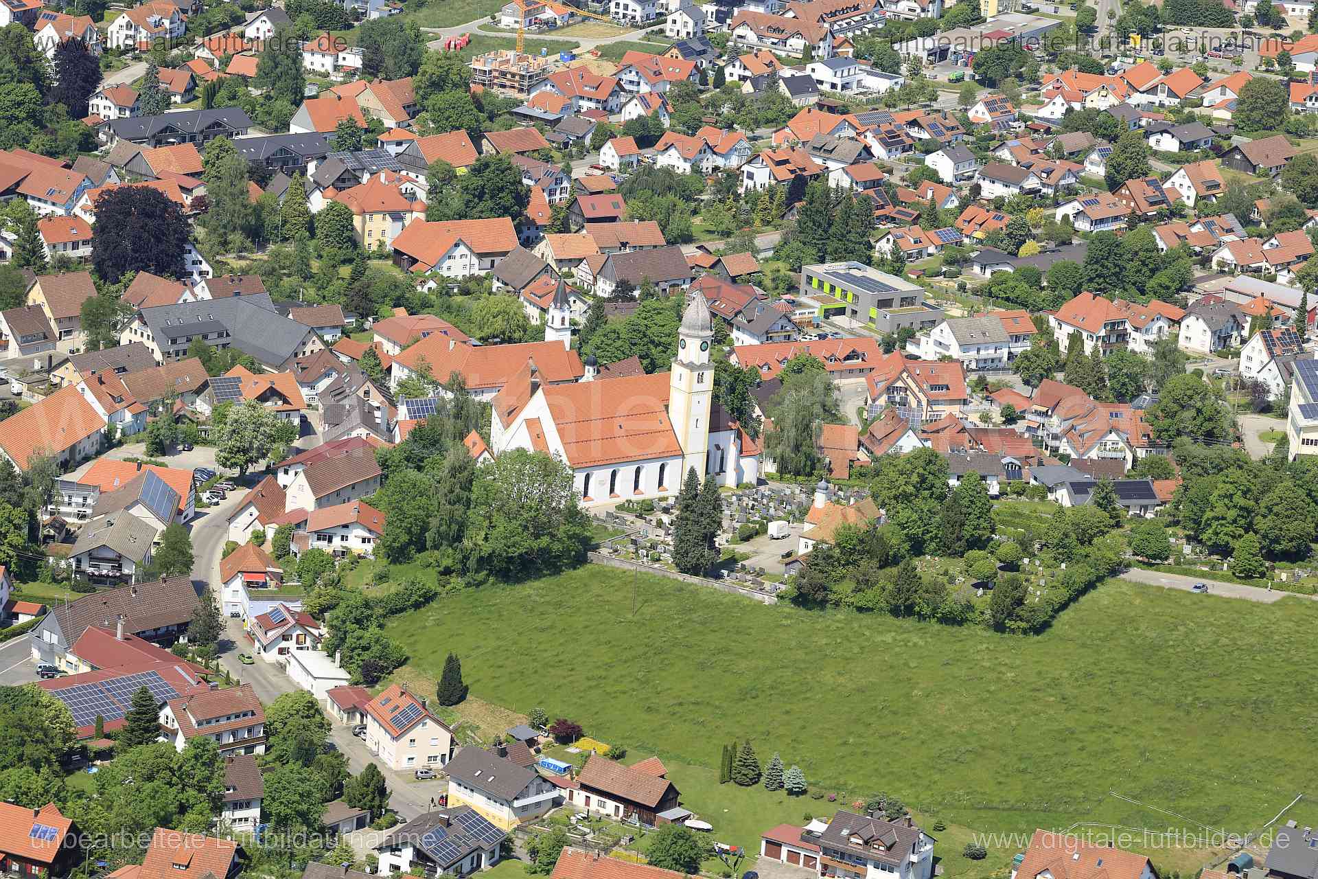 Luftbild - Bad Grönenbach, Ort: Bad Grönenbach, Tags: St. Philipus und Jakobus Kirche, Kirche, Friedhof, ...