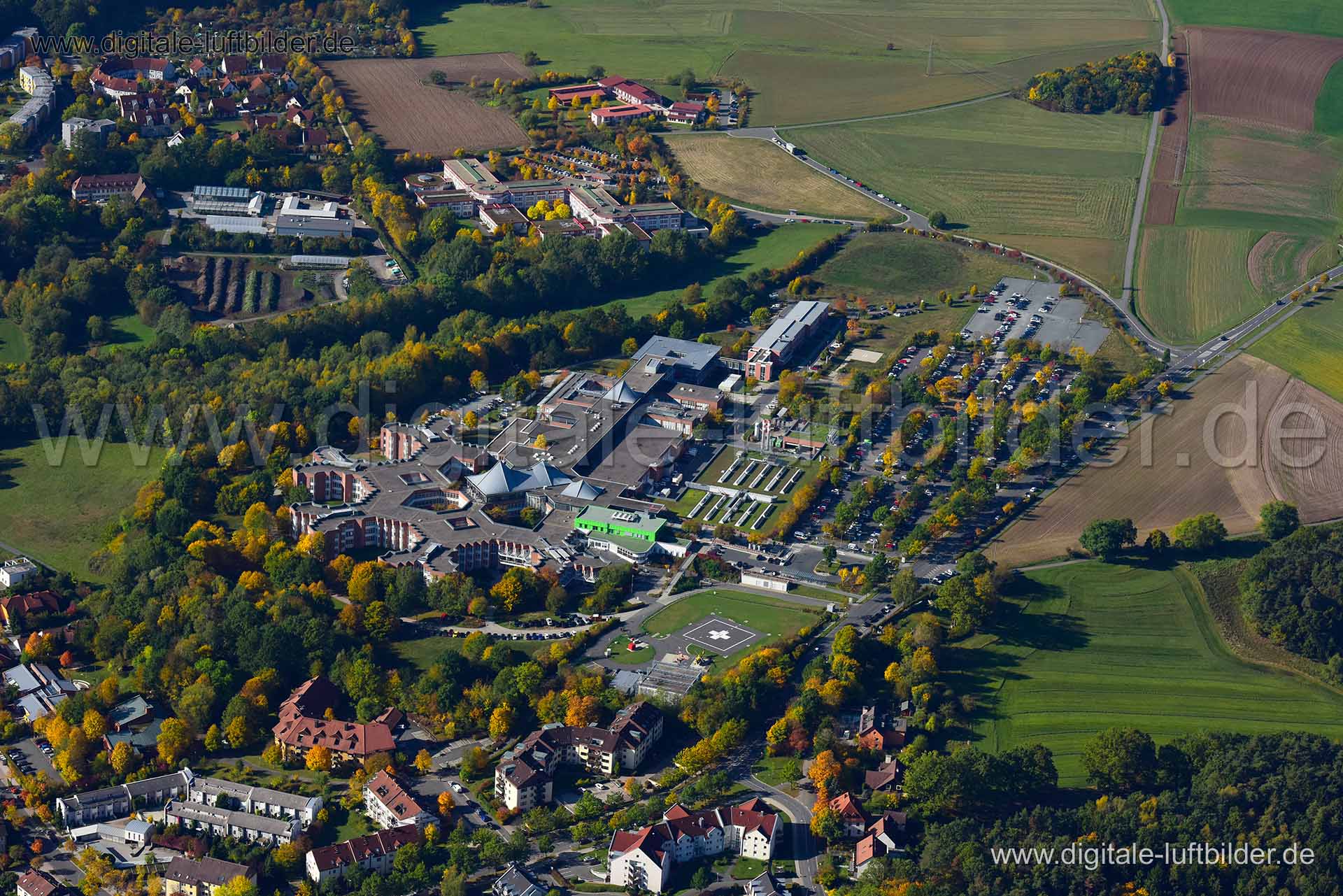 Titel: Klinikum Bayreuth, Bildnummer: n350370, Ort / Stadt: Bayreuth, (Land)Kreis: kreisfreie Stadt Bayreuth, Regierungsbezirk: Oberfranken, Bundesland: Bayern, Aufnahmedatum: 14.10.2019, Schlagwörter: Luftbild, Luftbilder, Luftbildfotografie, Luftaufnahme, Luftbildaufnahme, Luftfoto, Vogelperspektive, Vogelansicht, Deutschland, Schräg- und Senkrecht-Luftaufnahmen, Orthofotografie, Klinikum Bayreuth, Krankenhaus, Klinik, Hospital, Monat: Oktober, Jahreszeit: Herbst, Tageszeit: Mittag / Nachmitta