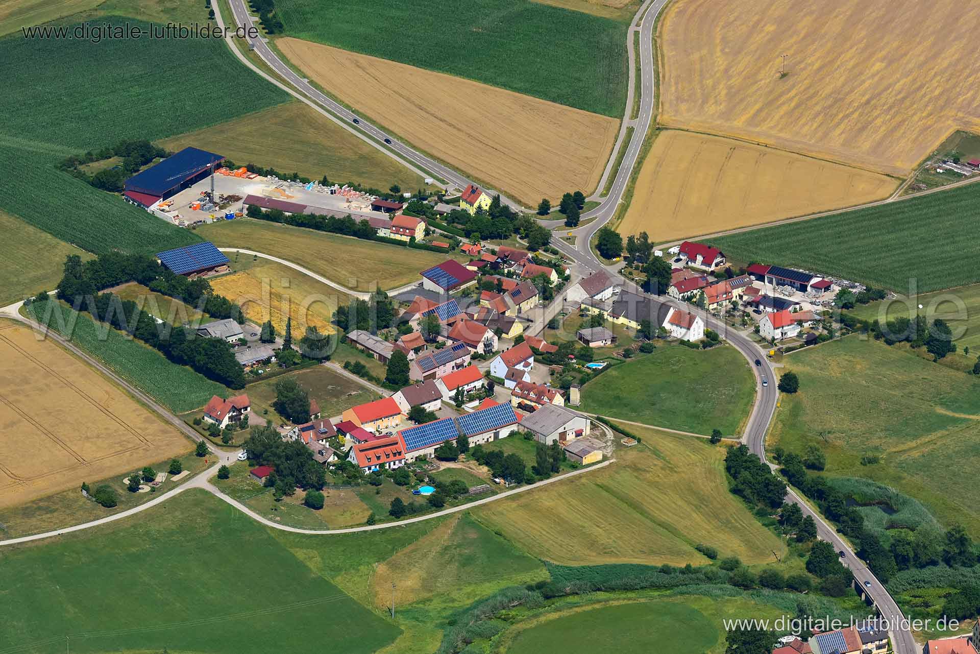Titel: Kleinried, Bildnummer: n326730, Ort / Stadt: Bechhofen, (Land)Kreis: Landkreis Ansbach, Regierungsbezirk: Mittelfranken, Bundesland: Bayern, Aufnahmedatum: 24.07.2019, Schlagwörter: Luftbild, Luftbilder, Luftbildfotografie, Luftaufnahme, Luftbildaufnahme, Luftfoto, Vogelperspektive, Vogelansicht, Deutschland, Schräg- und Senkrecht-Luftaufnahmen, Orthofotografie, Bechhofen, Kleinried, Dorf, Monat: Juli, Jahreszeit: Sommer, Tageszeit: Mittag / Nachmittag, Jahr: 2019, Flug ID: 20190724, Bild