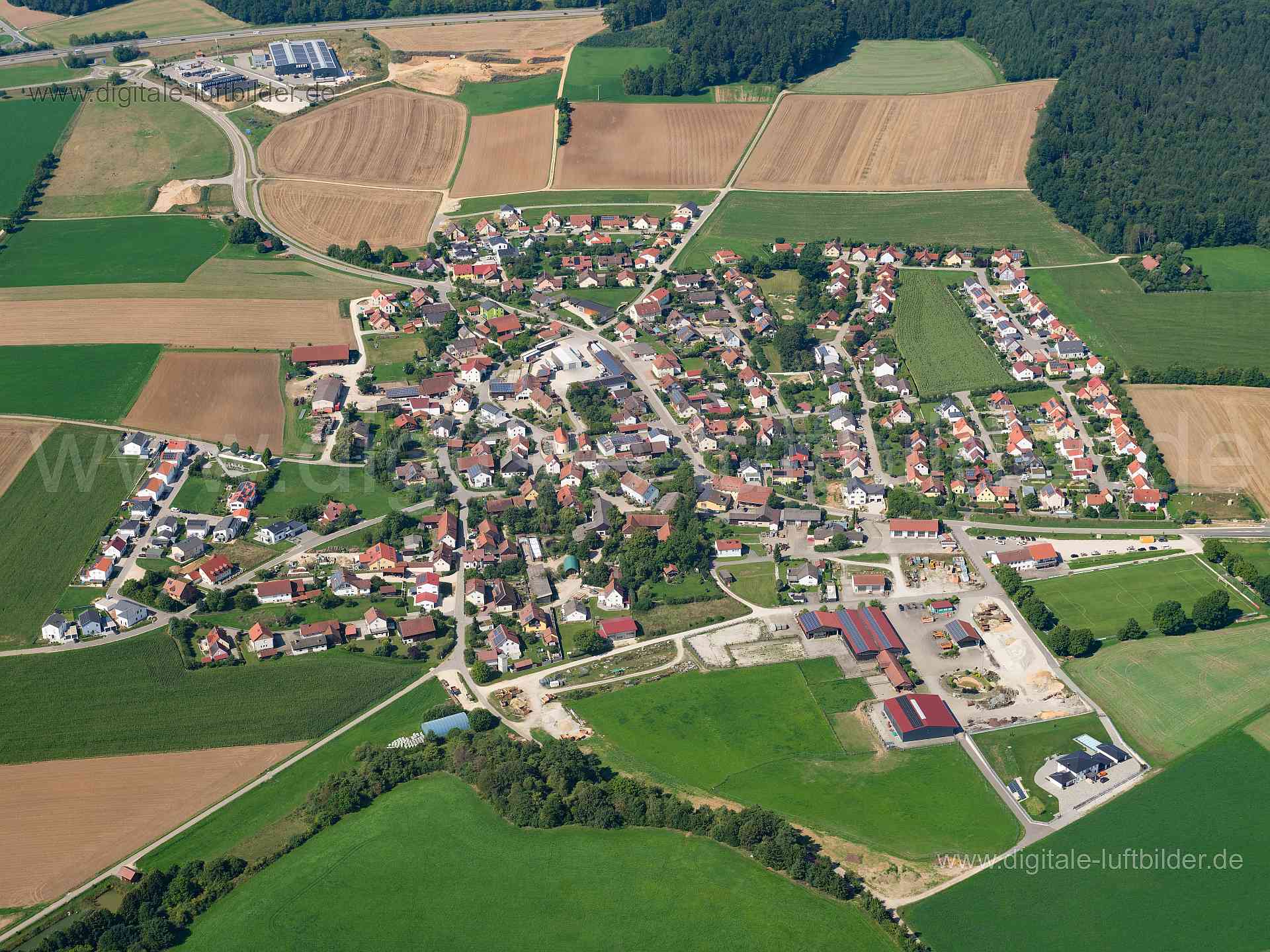 Titel: Brunn bei Beratzhausen, Bildnummer: f520680, Ort / Stadt: Beratzhausen, (Land)Kreis: Landkreis Regensburg, Regierungsbezirk: Oberpfalz, Bundesland: Bayern, Aufnahmedatum: 20.08.2023, Schlagwörter: Deutschland, , Brunn bei Beratzhausen, Monat: August, Jahreszeit: Sommer, Tageszeit: Vormittag / Mittag, Jahr: 2023, Flug ID: 20230820, Bildstatus: unbearbeitetes Rohbild, Bildabmessung: 11648 x 8736 Pixel, Fotograf & Copyright: Oliver Acker