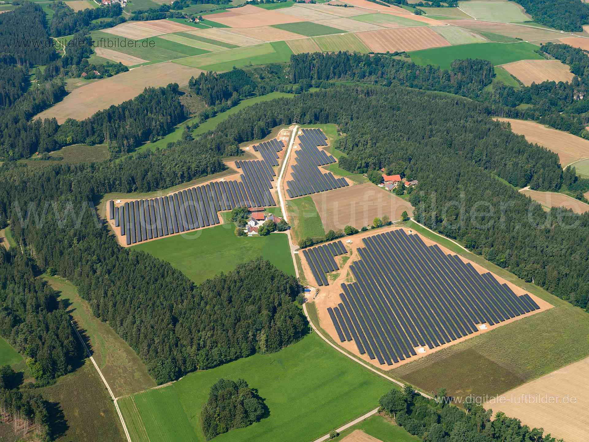 Titel: Solarpark Kreuth, Bildnummer: f520660, Ort / Stadt: Beratzhausen, (Land)Kreis: Landkreis Regensburg, Regierungsbezirk: Oberpfalz, Bundesland: Bayern, Aufnahmedatum: 20.08.2023, Schlagwörter: Deutschland, , Photovoltaik, Stromgewinnung, Sonnenenergie, Erneuerbare Energien, Solarpark, Solarpark Kreuth, Monat: August, Jahreszeit: Sommer, Tageszeit: Vormittag / Mittag, Jahr: 2023, Flug ID: 20230820, Bildstatus: unbearbeitetes Rohbild, Bildabmessung: 11648 x 8736 Pixel, Fotograf & Copyright: O