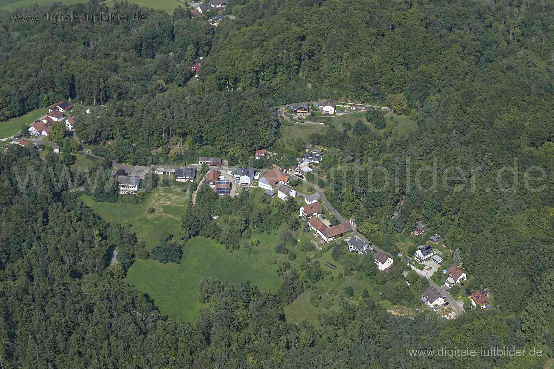 Titel: Haimburg, Bildnummer: n524840, Ort / Stadt: Berg, (Land)Kreis: Landkreis Neumarkt in der Oberpfalz, Regierungsbezirk: Oberpfalz, Bundesland: Bayern, Aufnahmedatum: 20.08.2023, Schlagwörter: Deutschland, , Haimburg, Dorf, Monat: August, Jahreszeit: Sommer, Tageszeit: Vormittag / Mittag, Jahr: 2023, Flug ID: 20230820, Bildstatus: unbearbeitetes Rohbild, Bildabmessung: 8256 x 5504 Pixel, Fotograf & Copyright: Oliver Acker