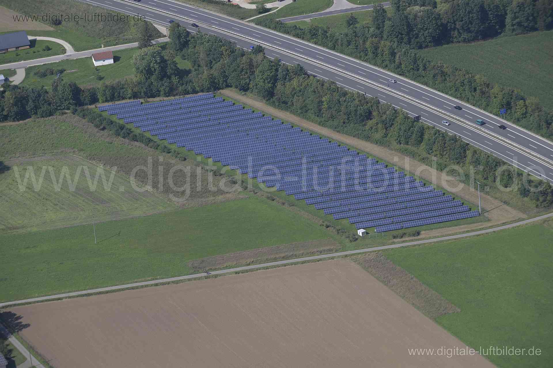 Titel: Oberölsbach, Bildnummer: n524850, Ort / Stadt: Berg, (Land)Kreis: Landkreis Neumarkt in der Oberpfalz, Regierungsbezirk: Oberpfalz, Bundesland: Bayern, Aufnahmedatum: 20.08.2023, Schlagwörter: Deutschland, , Oberölsbach, Photovoltaik, Photovoltaikanlage, Stromgewinnung, Erneuerbare Energien, Autobahn A3, BAB3, Autobahn, Sonnenkraft, Sonnenenergie, Monat: August, Jahreszeit: Sommer, Tageszeit: Vormittag / Mittag, Jahr: 2023, Flug ID: 20230820, Bildstatus: unbearbeitetes Rohbild, Bildabmess
