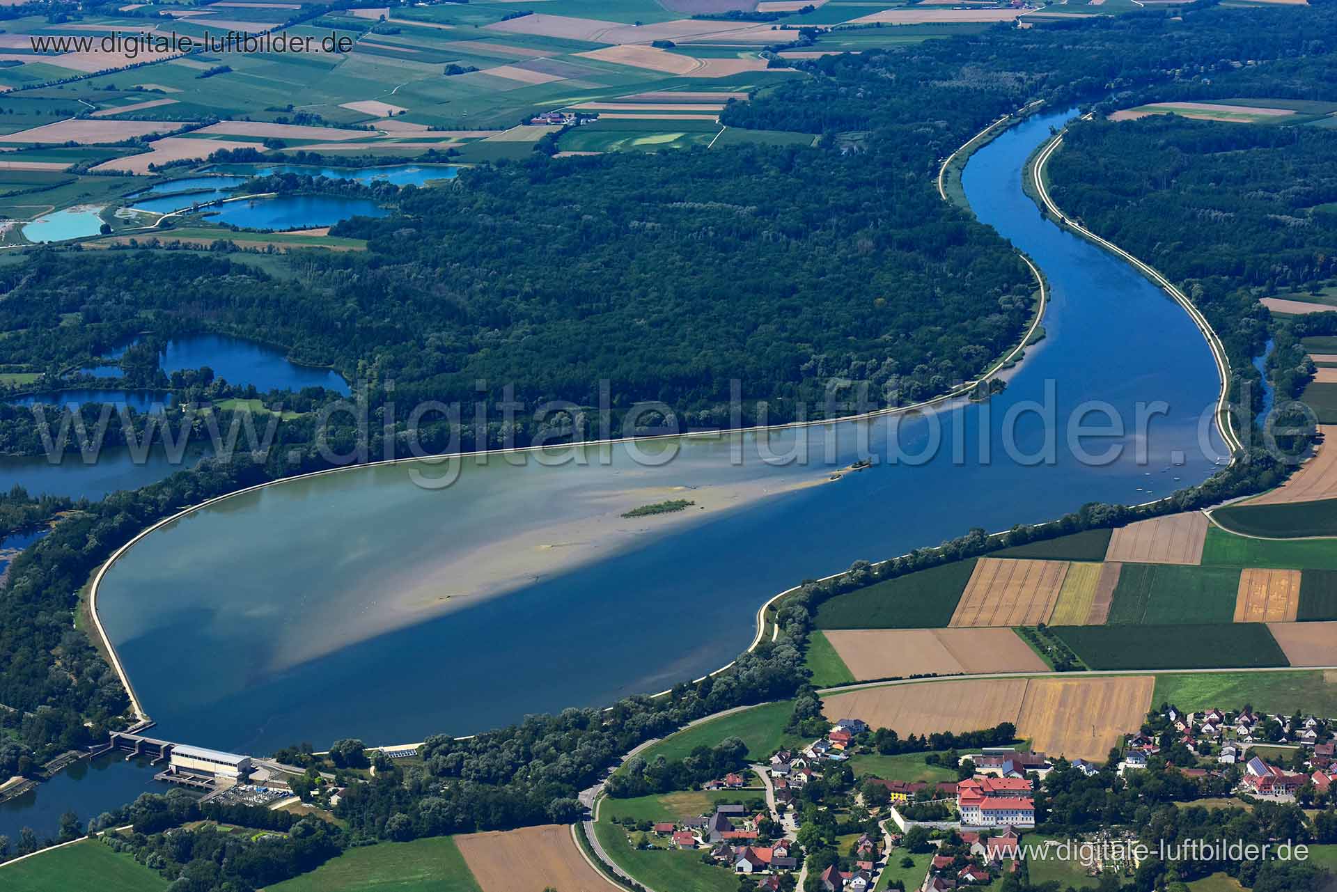 Titel: Donau bei Bertoldsheim, Bildnummer: n323440, Ort / Stadt: Bertoldsheim, (Land)Kreis: Landkreis Neuburg-Schrobenhausen, Regierungsbezirk: Oberbayern, Bundesland: Bayern, Aufnahmedatum: 24.07.2019, Schlagwörter: Luftbild, Luftbilder, Luftbildfotografie, Luftaufnahme, Luftbildaufnahme, Luftfoto, Vogelperspektive, Vogelansicht, Deutschland, Schräg- und Senkrecht-Luftaufnahmen, Orthofotografie, Donau bei Bertoldsheim, Panorama, Monat: Juli, Jahreszeit: Sommer, Tageszeit: Mittag / Nachmittag, J