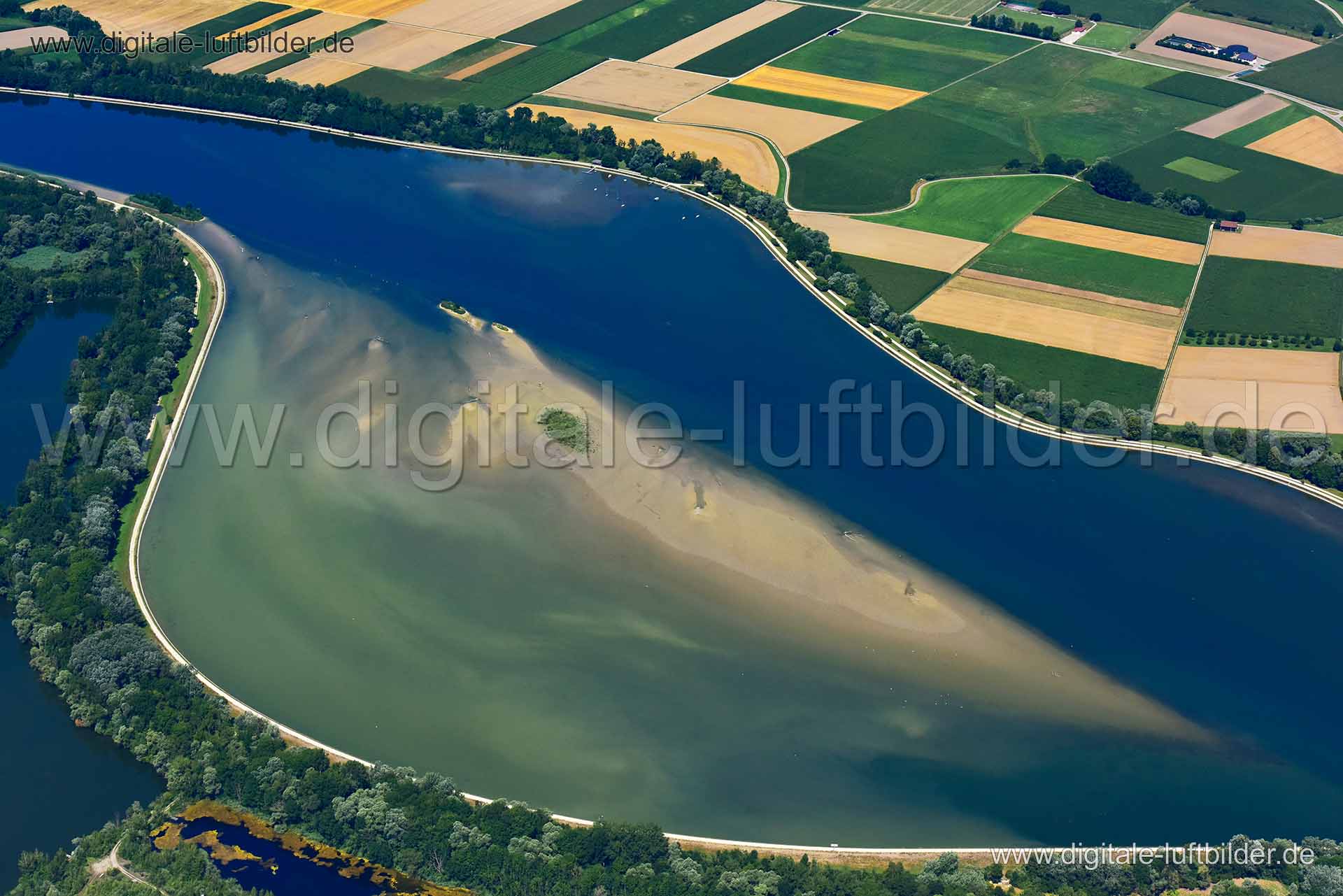 Titel: Donau bei Bertoldsheim, Bildnummer: n323610, Ort / Stadt: Bertoldsheim, (Land)Kreis: Landkreis Neuburg-Schrobenhausen, Regierungsbezirk: Oberbayern, Bundesland: Bayern, Aufnahmedatum: 24.07.2019, Schlagwörter: Luftbild, Luftbilder, Luftbildfotografie, Luftaufnahme, Luftbildaufnahme, Luftfoto, Vogelperspektive, Vogelansicht, Deutschland, Schräg- und Senkrecht-Luftaufnahmen, Orthofotografie, Donau, Gewässer, Donau bei Bertoldsheim, Monat: Juli, Jahreszeit: Sommer, Tageszeit: Mittag / Nachmi