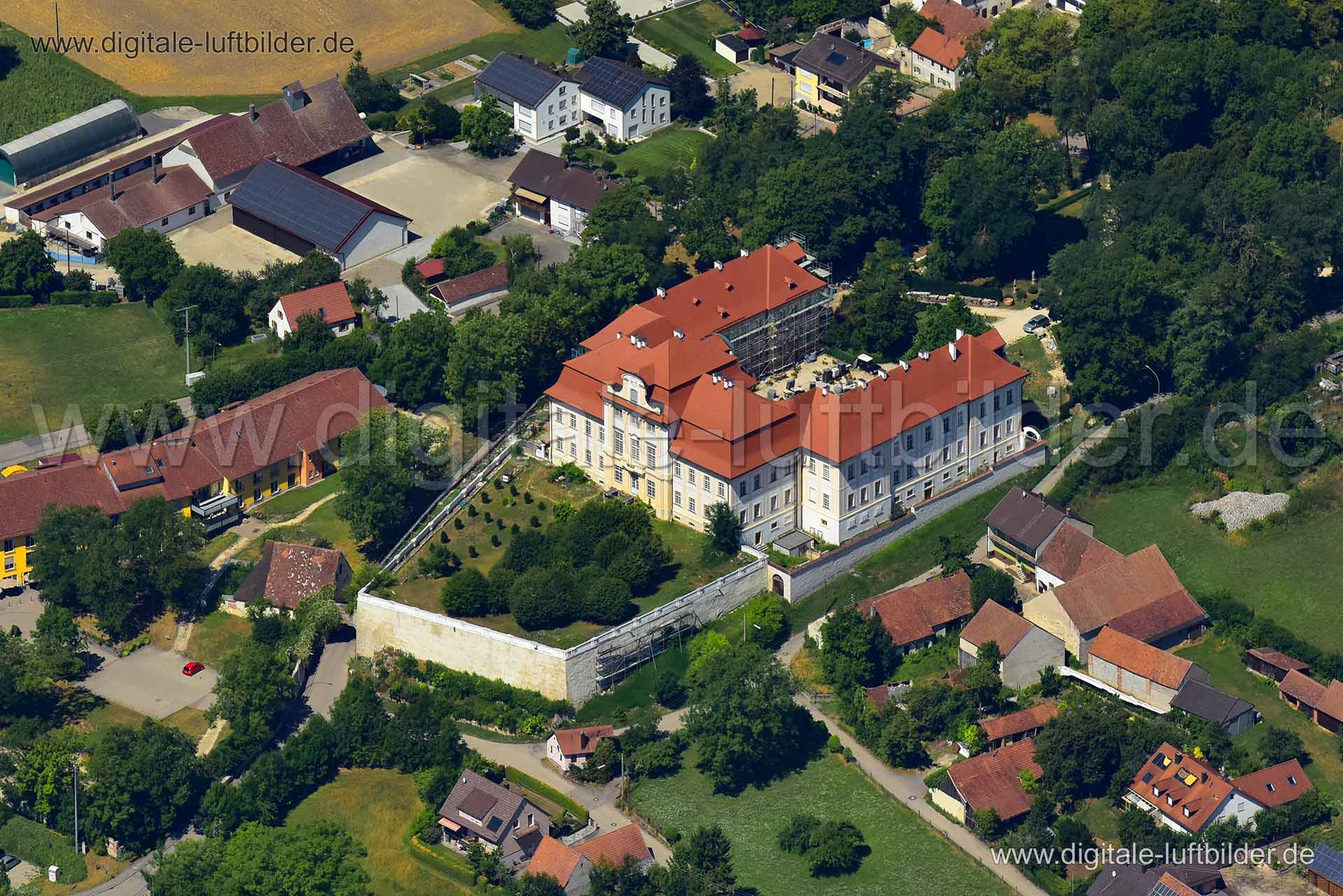 Titel: Schloss Bertoldsheim, Bildnummer: n323500, Ort / Stadt: Bertoldsheim, (Land)Kreis: Landkreis Neuburg-Schrobenhausen, Regierungsbezirk: Oberbayern, Bundesland: Bayern, Aufnahmedatum: 24.07.2019, Schlagwörter: Luftbild, Luftbilder, Luftbildfotografie, Luftaufnahme, Luftbildaufnahme, Luftfoto, Vogelperspektive, Vogelansicht, Deutschland, Schräg- und Senkrecht-Luftaufnahmen, Orthofotografie, Schloss Bertoldsheim, Monat: Juli, Jahreszeit: Sommer, Tageszeit: Mittag / Nachmittag, Jahr: 2019, Flu