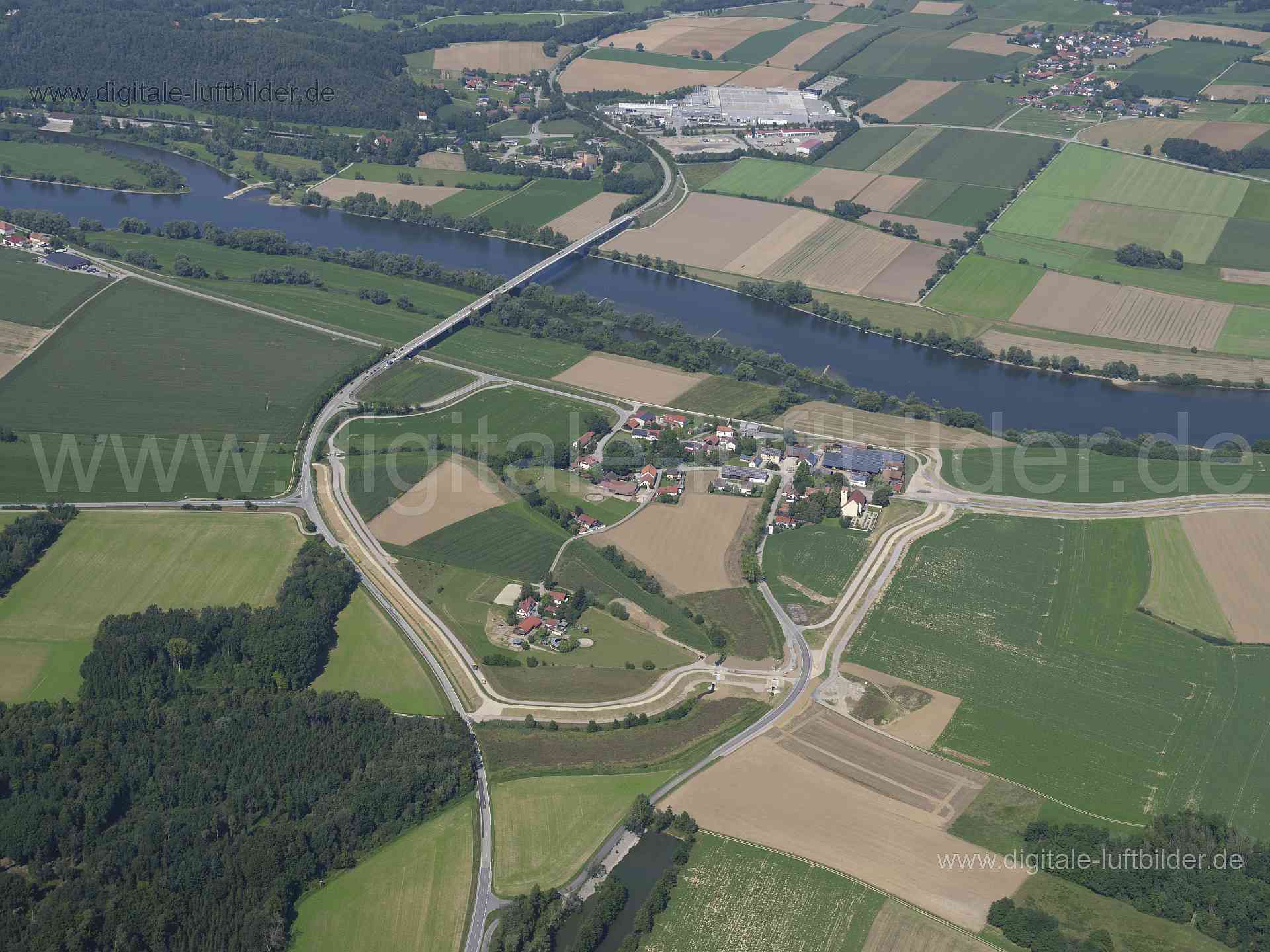 Titel: Ainbrach, Bildnummer: f521770, Ort / Stadt: Bogen, (Land)Kreis: Landkreis Straubing-Bogen, Regierungsbezirk: Niederbayern, Bundesland: Bayern, Aufnahmedatum: 20.08.2023, Schlagwörter: Deutschland, , Ainbrach, Dorf, Donau, Monat: August, Jahreszeit: Sommer, Tageszeit: Vormittag / Mittag, Jahr: 2023, Flug ID: 20230820, Bildstatus: unbearbeitetes Rohbild, Bildabmessung: 8256 x 5504 Pixel, Fotograf & Copyright: Oliver Acker