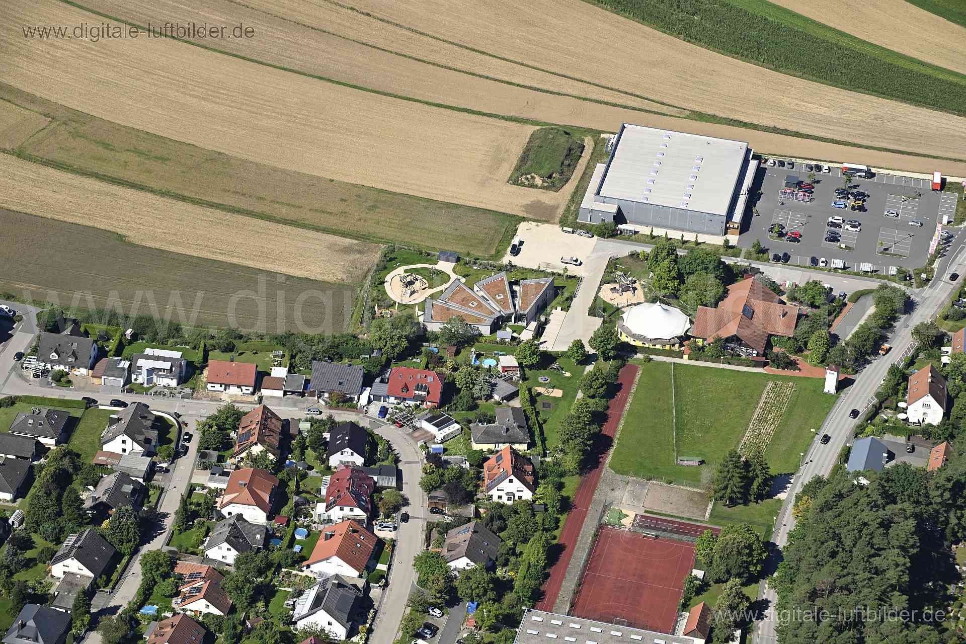 Titel: Die Kinderarche in Burgthann, Bildnummer: n510670, Ort / Stadt: Burgthann, (Land)Kreis: Landkreis Nürnberger Land, Regierungsbezirk: Mittelfranken, Bundesland: Bayern, Aufnahmedatum: 11.08.2023, Schlagwörter: Deutschland, Sandstraße, Die Kinderarche in Burgthann, Architektur, Schulsportzentrum, Monat: August, Jahreszeit: Sommer, Tageszeit: Vormittag / Mittag, Jahr: 2023, Flug ID: 20230811, Bildstatus: unbearbeitetes Rohbild, Bildabmessung: 8256 x 5504 Pixel, Fotograf & Copyright: Oliver A