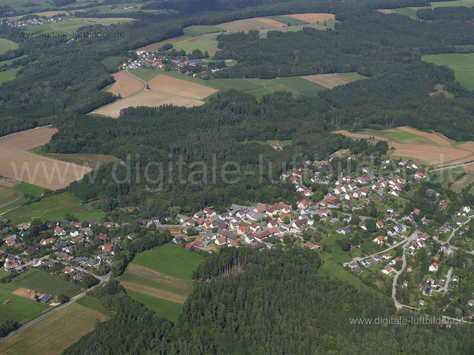 Titel: Grub, Bildnummer: f522540, Ort / Stadt: Burthann, (Land)Kreis: Landkreis Nürnberger Land, Regierungsbezirk: Mittelfranken, Bundesland: Bayern, Aufnahmedatum: 20.08.2023, Schlagwörter: Deutschland, , Grub, Dorf, Gspannberg, Monat: August, Jahreszeit: Sommer, Tageszeit: Vormittag / Mittag, Jahr: 2023, Flug ID: 20230820, Bildstatus: unbearbeitetes Rohbild, Bildabmessung: 8256 x 5504 Pixel, Fotograf & Copyright: Oliver Acker