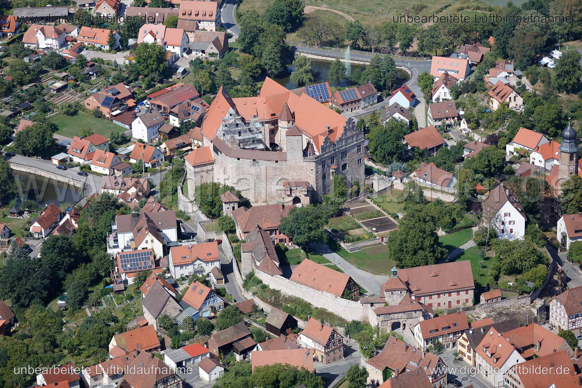 Titel: Cadolzburg, Bildnummer: c157890, Ort / Stadt: Cadolzburg, (Land)Kreis: Landkreis Fürth, Regierungsbezirk: Mittelfranken, Bundesland: Bayern, Aufnahmedatum: 26.08.2015, Schlagwörter: Luftbild, Luftbilder, Luftbildfotografie, Luftaufnahme, Luftbildaufnahme, Luftfoto, Vogelperspektive, Vogelansicht, Deutschland, Schräg- und Senkrecht-Luftaufnahmen, Orthofotografie, Burg, Festung, Schlossgarten, Burggarten, Altbau, Burgstraße, Heidenberg, Waldstraße, Burgen & Schlösser, Cadolzburg, Monat: Aug