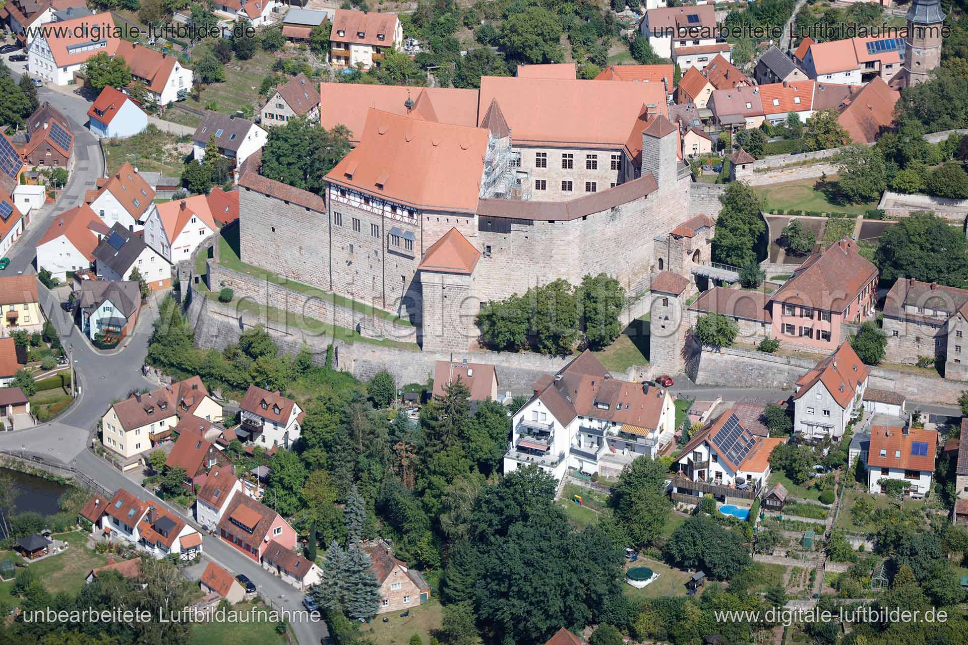 Titel: Cadolzburg, Bildnummer: c157920, Ort / Stadt: Cadolzburg, (Land)Kreis: Landkreis Fürth, Regierungsbezirk: Mittelfranken, Bundesland: Bayern, Aufnahmedatum: 26.08.2015, Schlagwörter: Luftbild, Luftbilder, Luftbildfotografie, Luftaufnahme, Luftbildaufnahme, Luftfoto, Vogelperspektive, Vogelansicht, Deutschland, Schräg- und Senkrecht-Luftaufnahmen, Orthofotografie, Burg, Festung, Schlossgarten, Burggarten, Altbau, Burgstraße, Heidenberg, Waldstraße, Burgen & Schlösser, Cadolzburg, Monat: Aug