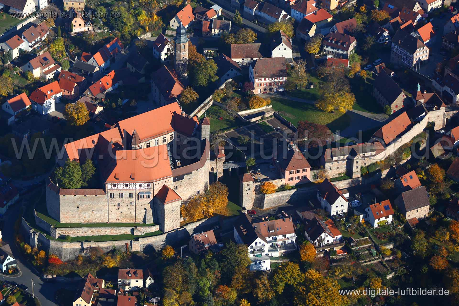 Titel: Cadolzburg, Bildnummer: c175180, Ort / Stadt: Cadolzburg, (Land)Kreis: Landkreis Fürth, Regierungsbezirk: Mittelfranken, Bundesland: Bayern, Aufnahmedatum: 31.10.2015, Schlagwörter: Luftbild, Luftbilder, Luftbildfotografie, Luftaufnahme, Luftbildaufnahme, Luftfoto, Vogelperspektive, Vogelansicht, Deutschland, Schräg- und Senkrecht-Luftaufnahmen, Orthofotografie, Burgen & Schlösser, Burg, Cadolzburg, Monat: Oktober, Jahreszeit: Herbst, Tageszeit: Mittag / Nachmittag, Jahr: 2015, Flug ID: 2