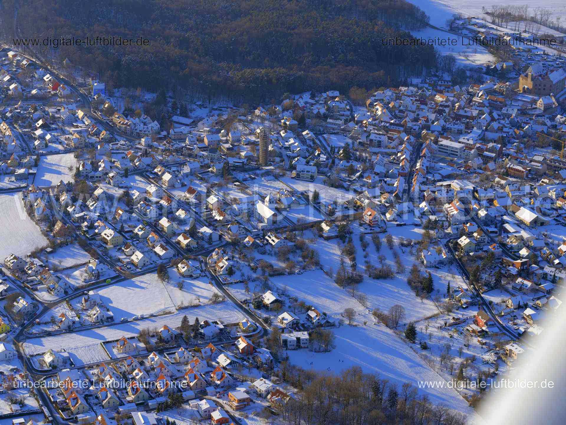 Titel: Cadolzburg, Bildnummer: f392550, Ort / Stadt: Cadolzburg, (Land)Kreis: Landkreis Fürth, Regierungsbezirk: Mittelfranken, Bundesland: Bayern, Aufnahmedatum: 13.02.2021, Schlagwörter: Luftbild, Luftbilder, Luftbildfotografie, Luftaufnahme, Luftbildaufnahme, Luftfoto, Vogelperspektive, Vogelansicht, Schräg- und Senkrecht-Luftaufnahmen, Orthofotografie, Deutschland, Schnee, Eis, 90556, Cadolzburg, Löffelholzstraße, Markgraf-Alexander-Straße, Marktplatz, Hindenburgstraße, Haffnersgartenstraße,